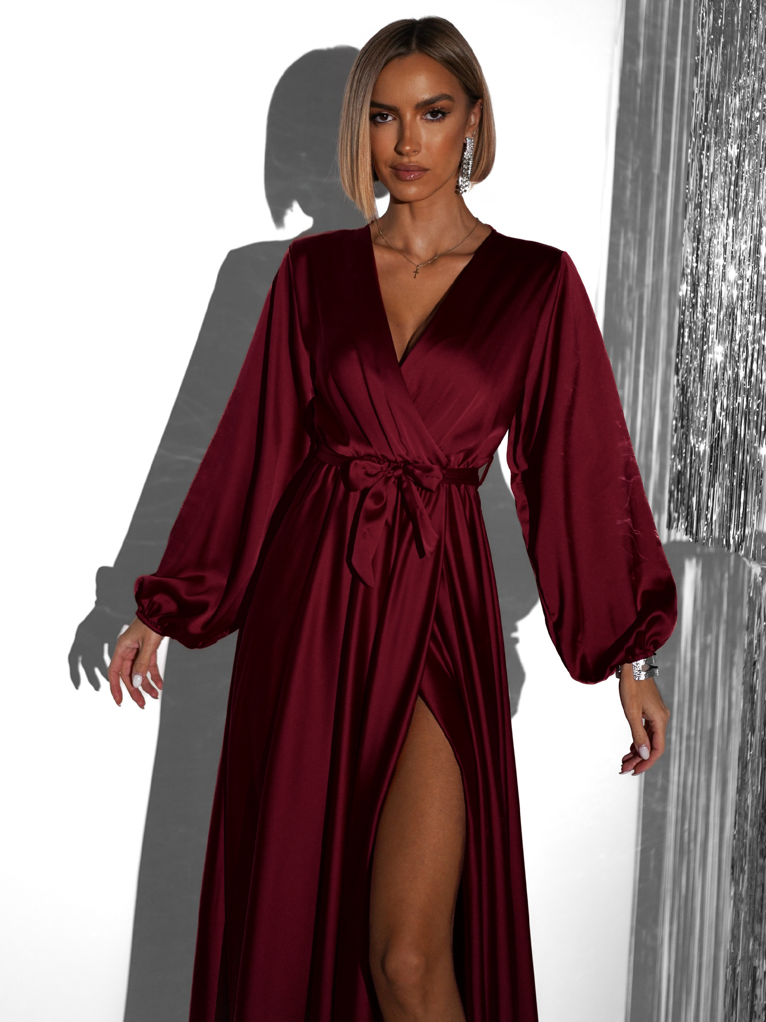 Levně Vínové elegantní šaty WOMAN s dlouhým rukávem