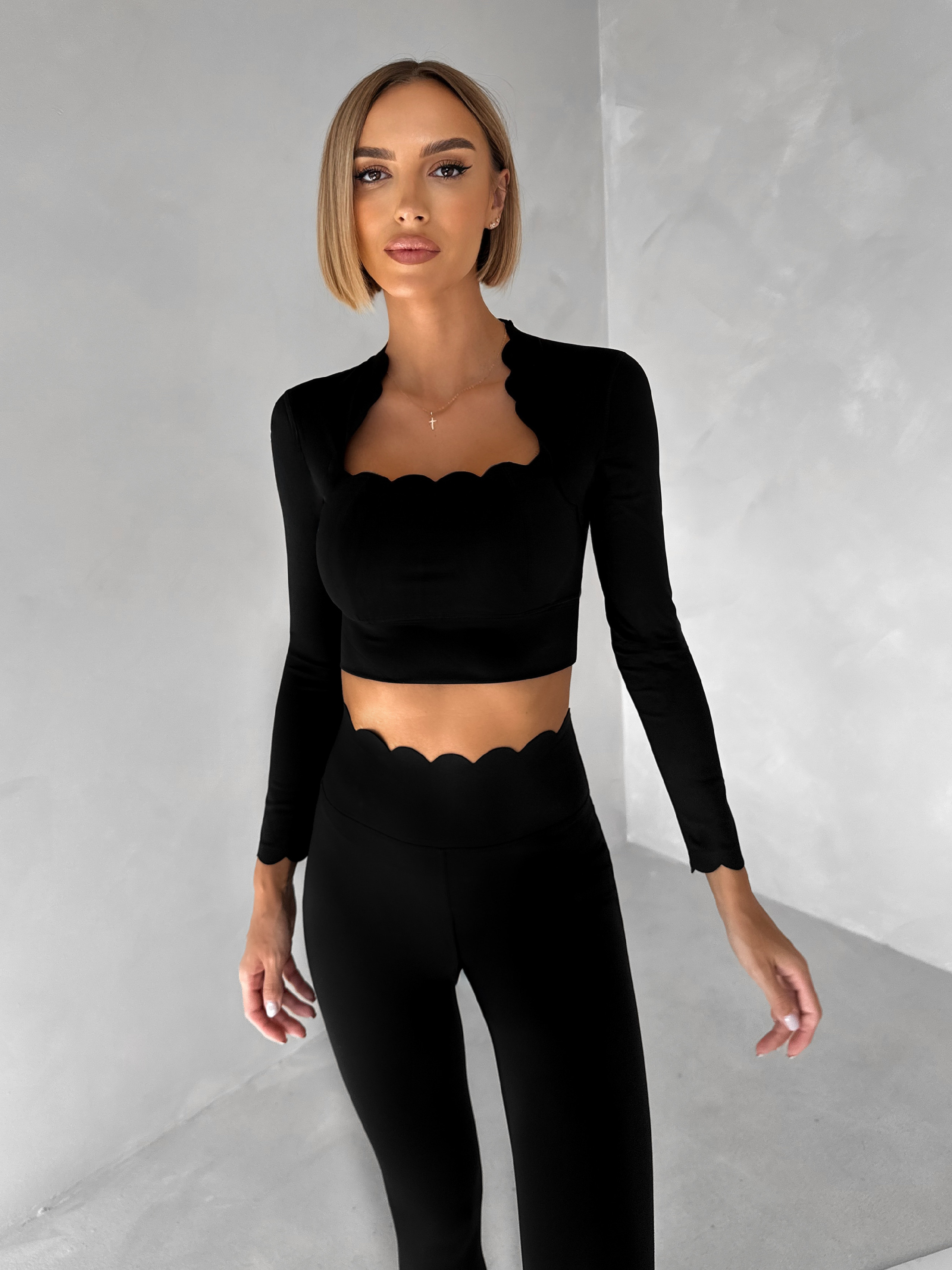 Levně Černý sportovní crop top WALATA s dlouhým rukávem