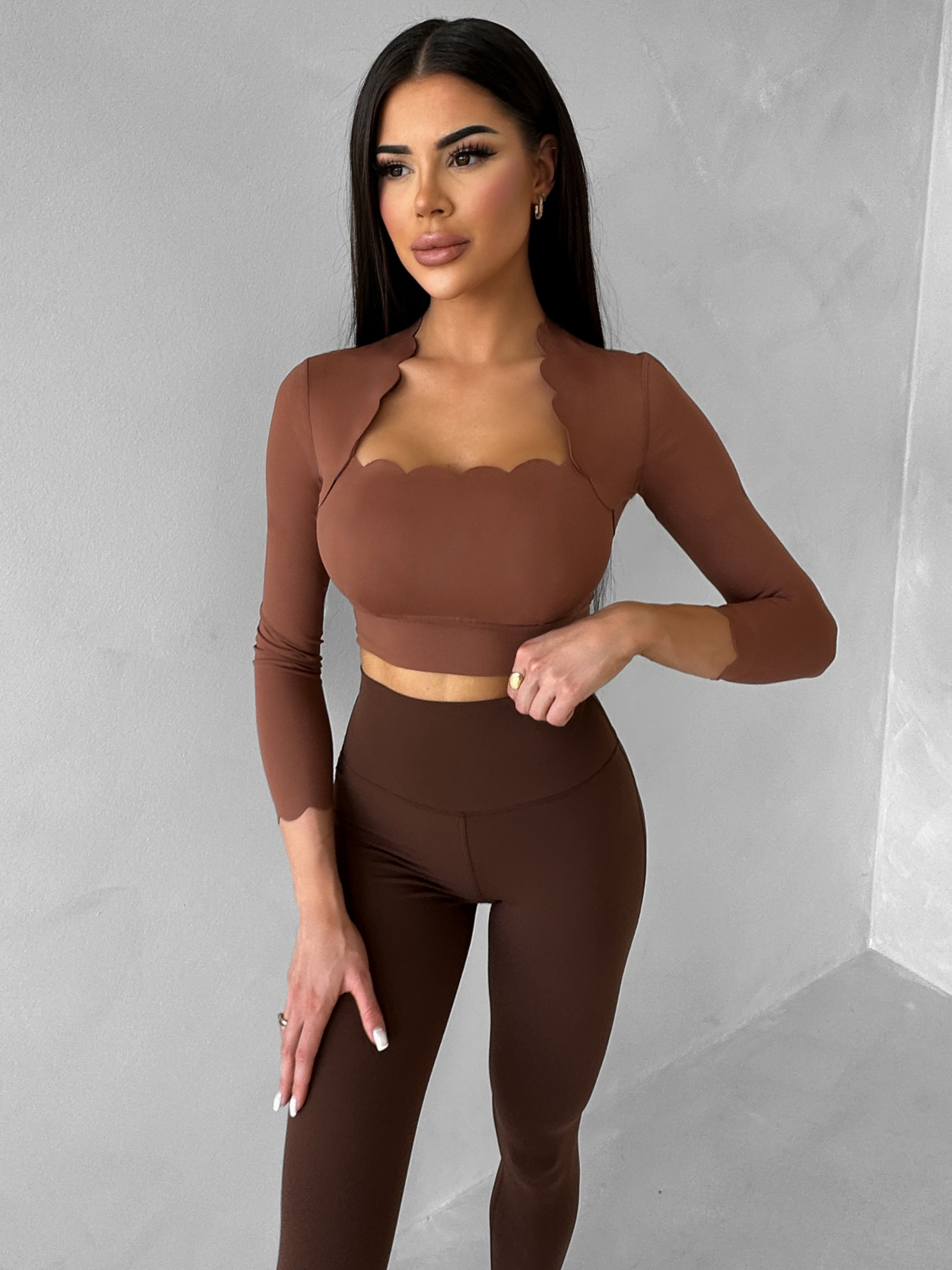 Levně Hnědý sportovní crop top WALATA s dlouhým rukávem