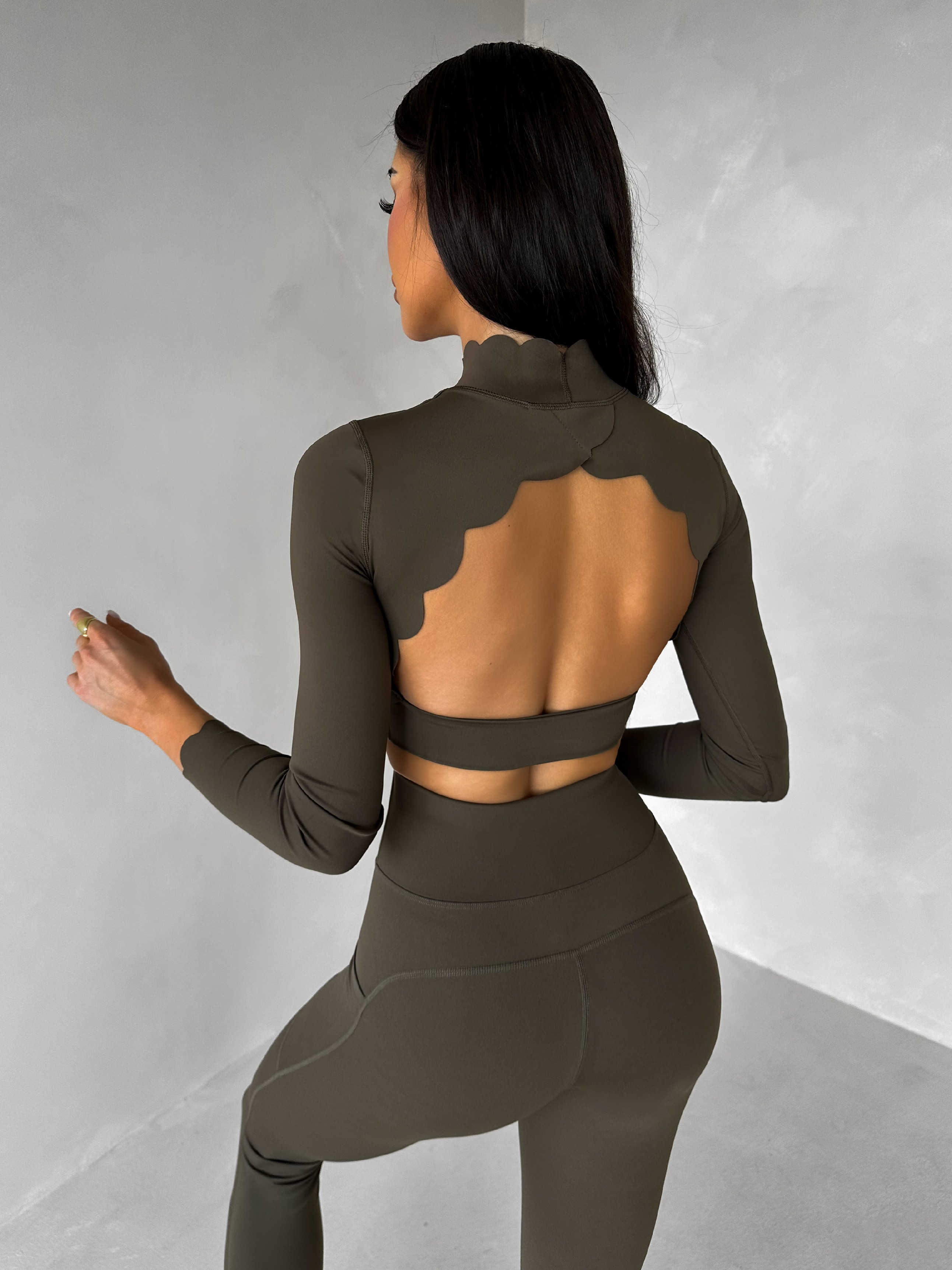 Levně Khaki sportovní crop top SIMAROA s holými zády