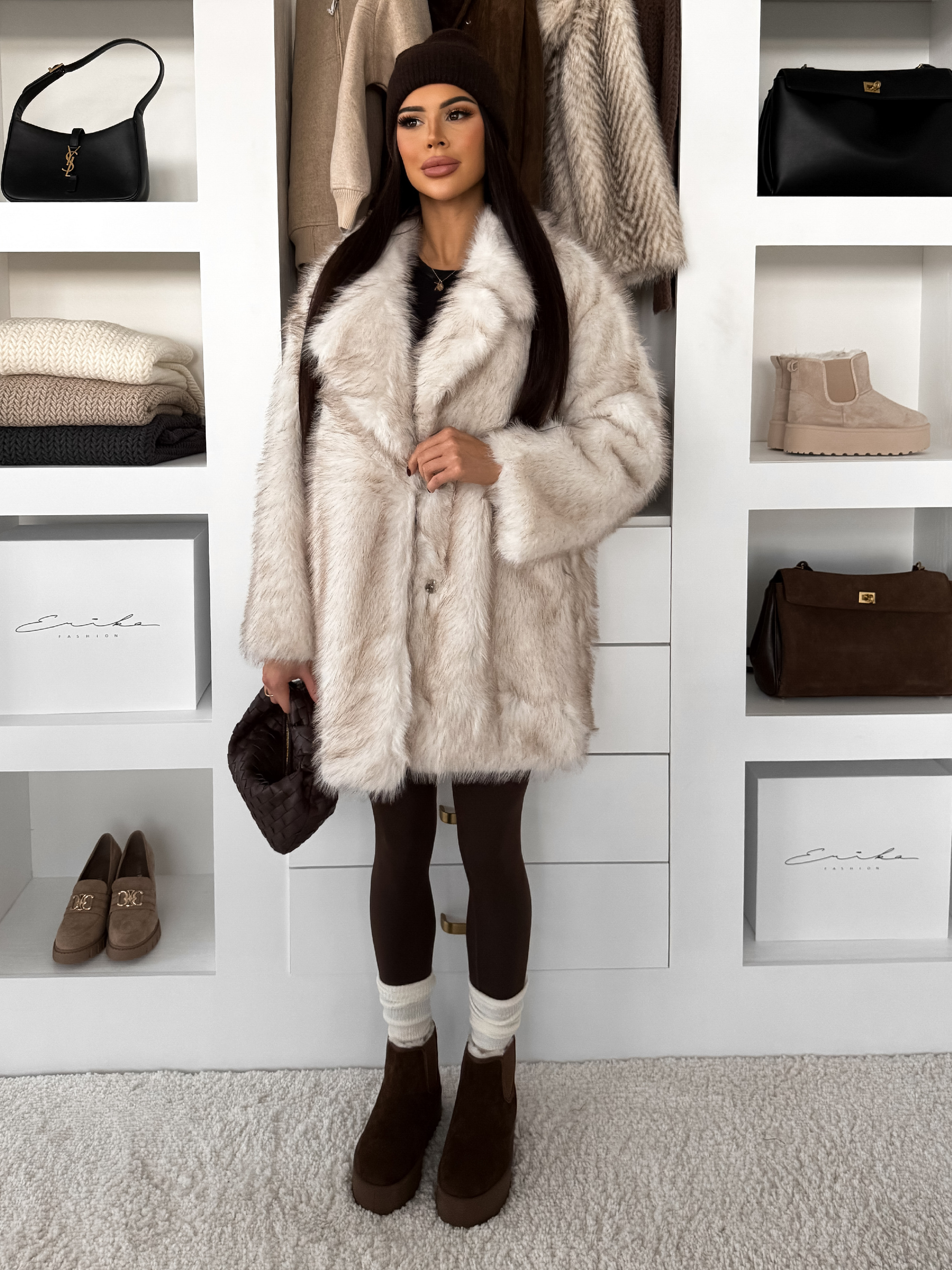 Levně Bílý kožešinový žíhaný faux fur kabát ZOLARIA