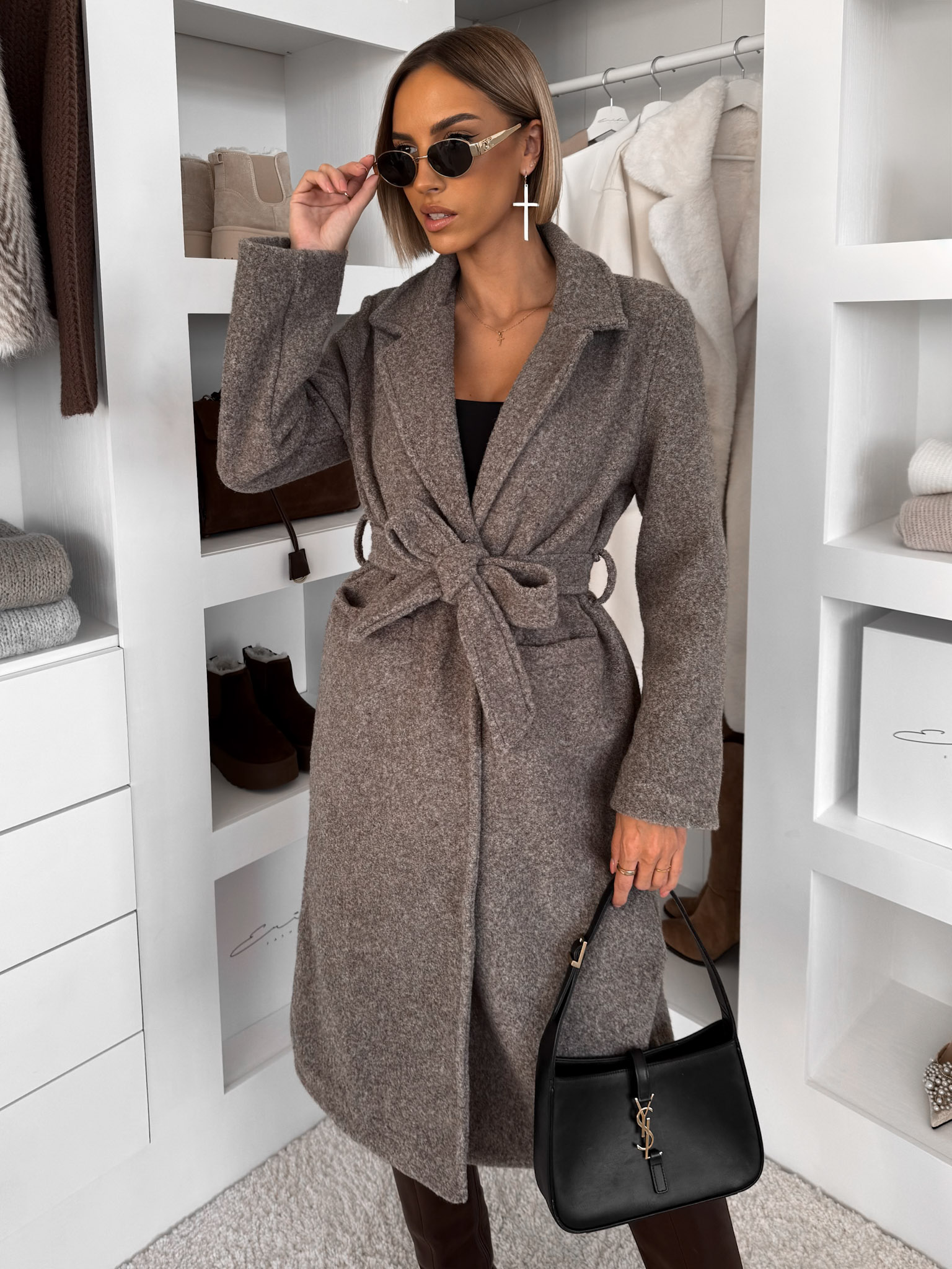 Levně Šedý dlouhý elegantní kabát CAMNIRA s páskem