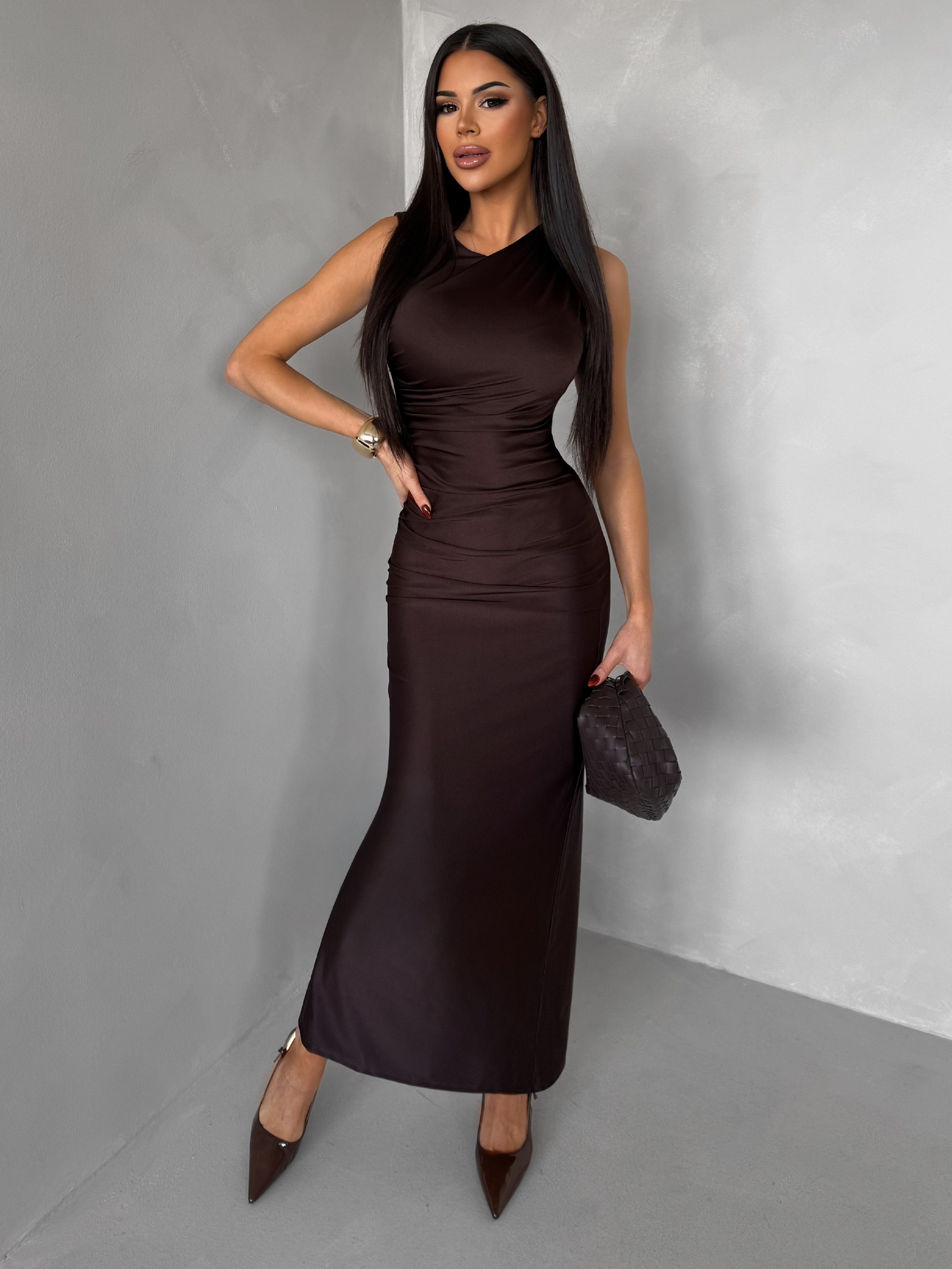 Levně Hnědé elegantní společenské dlouhé šaty DRAVELY s řasením