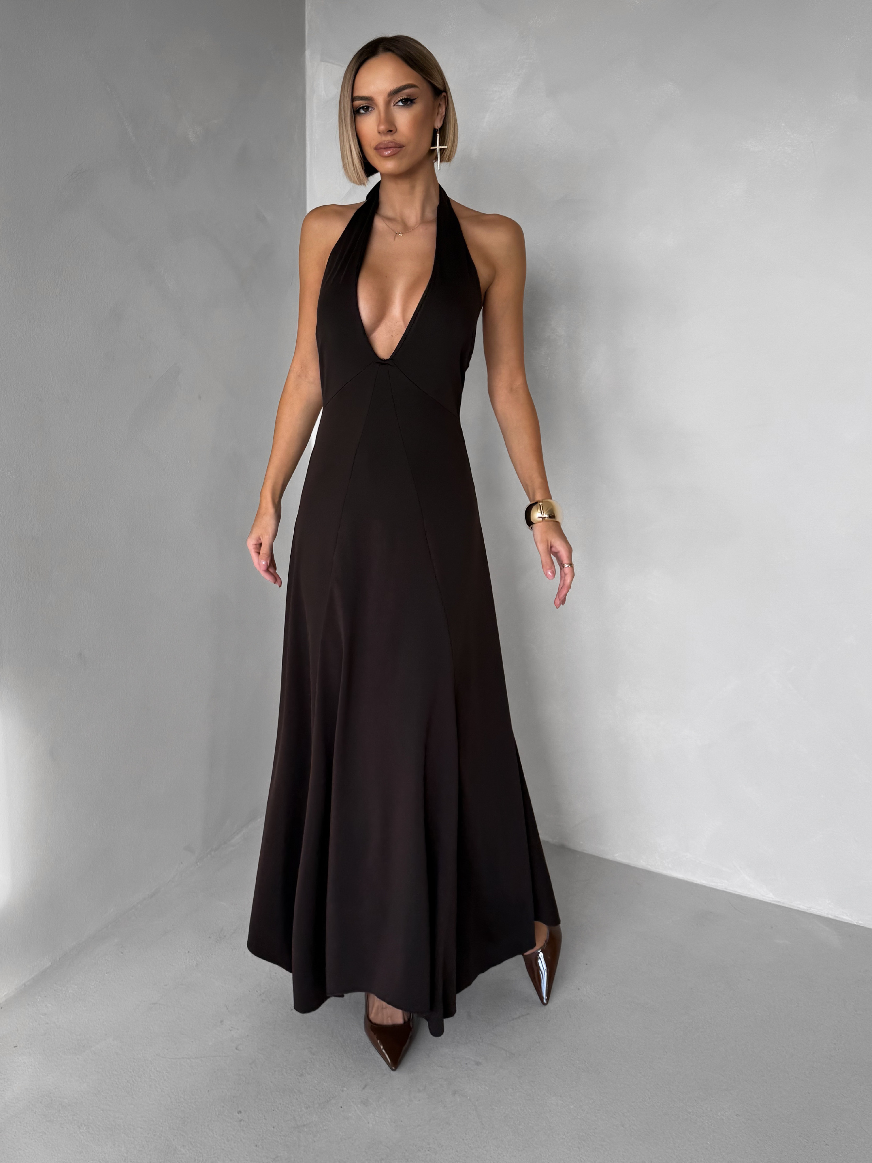 Levně Hnědé elegantní dlouhé šaty NORELIE s výstřihem