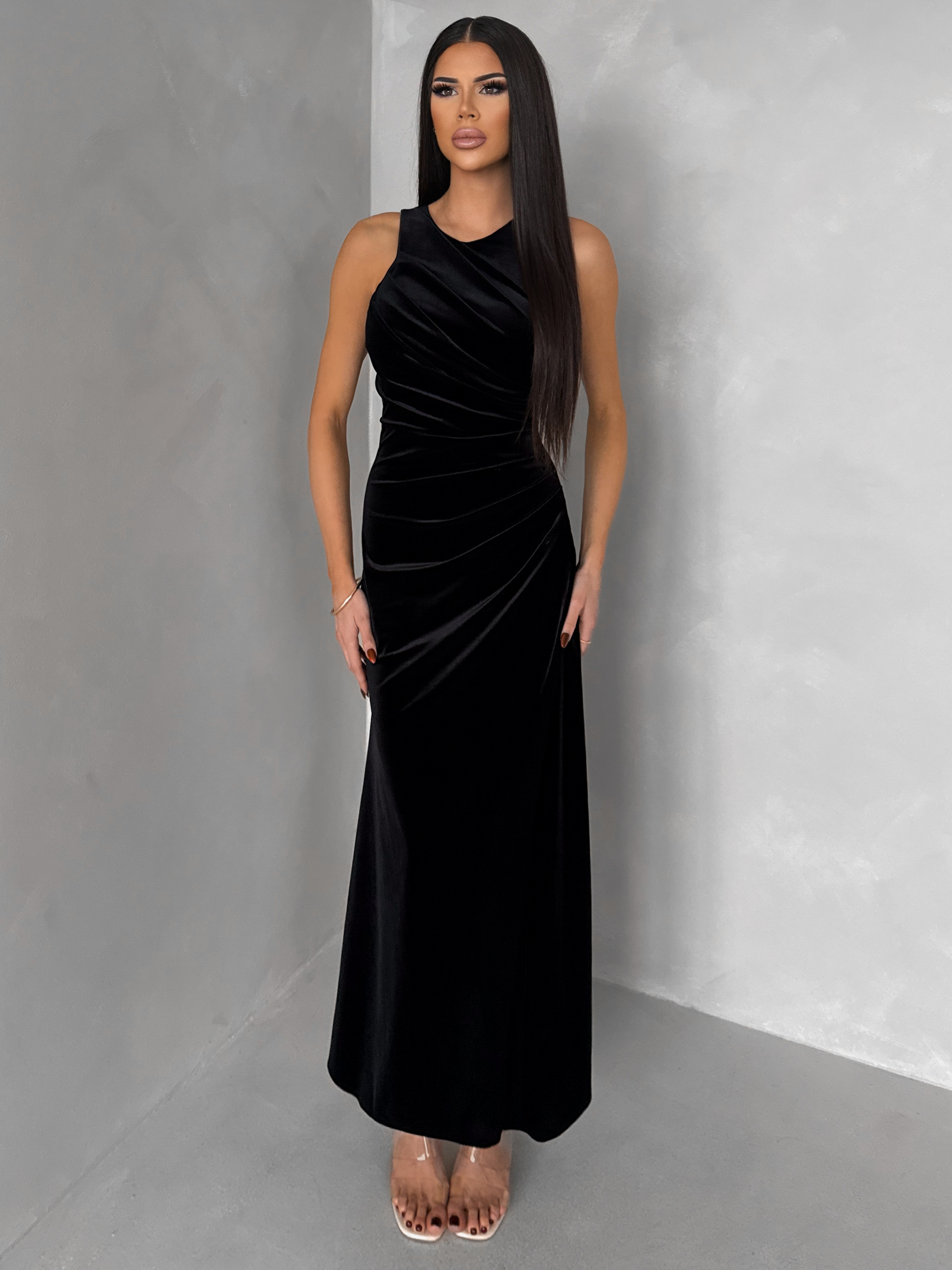 Levně Černé elegantní sametové společenské šaty SOVENTY s rozparkem