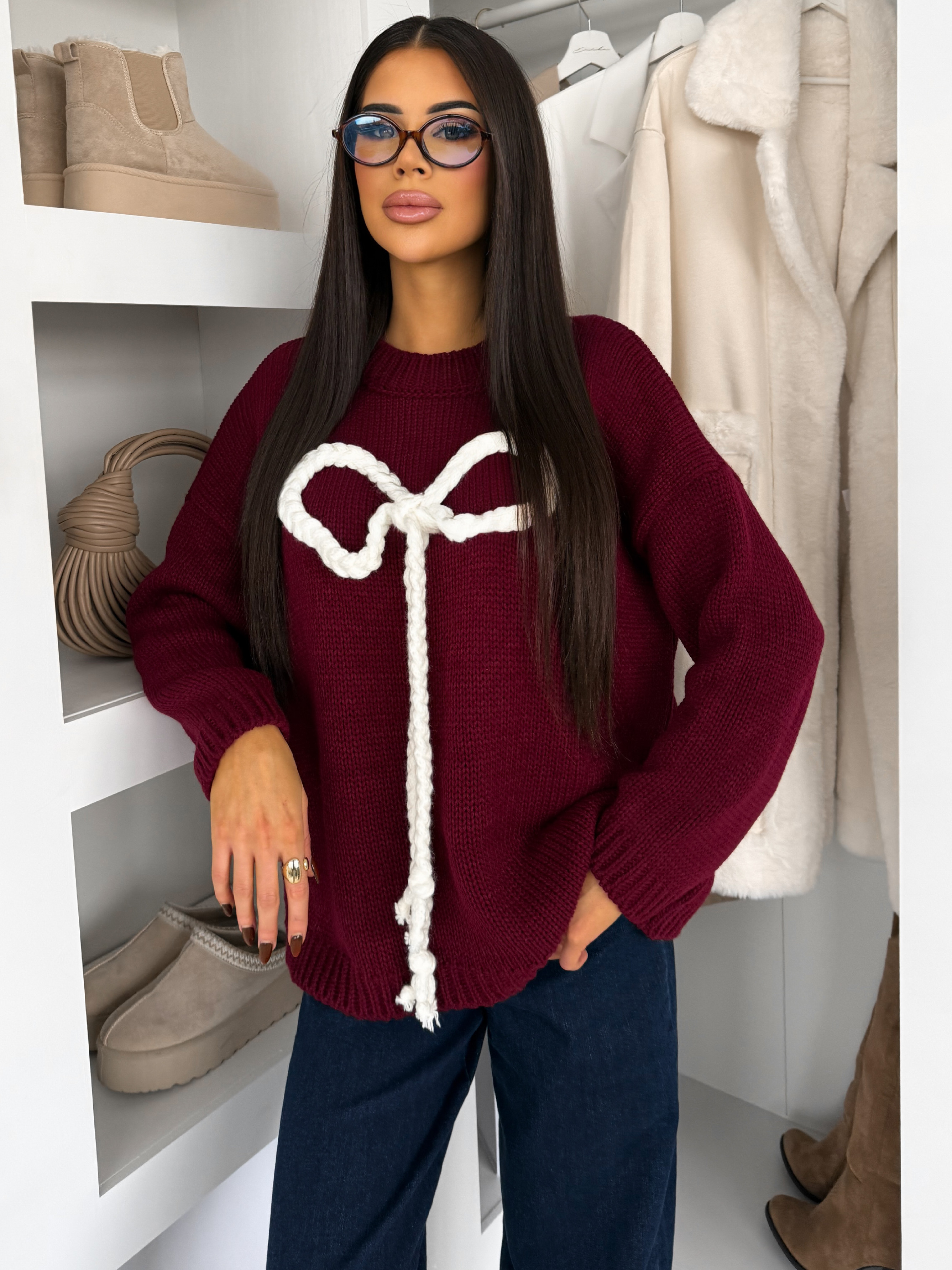 Levně Vínový oversize svetr NYRISE s mašlí 