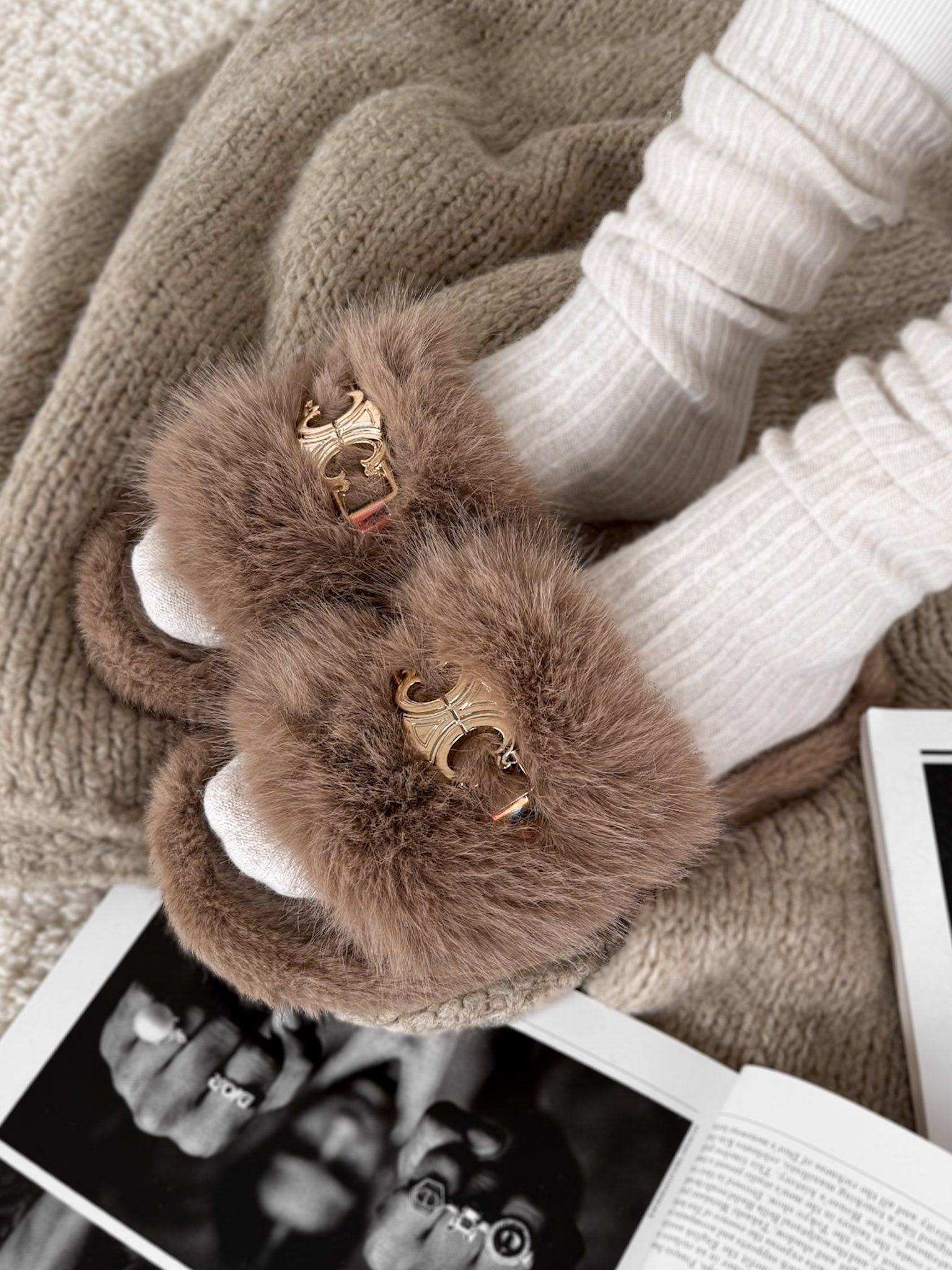 Levně Hnědé huňaté domácí pantofle SOFTIES