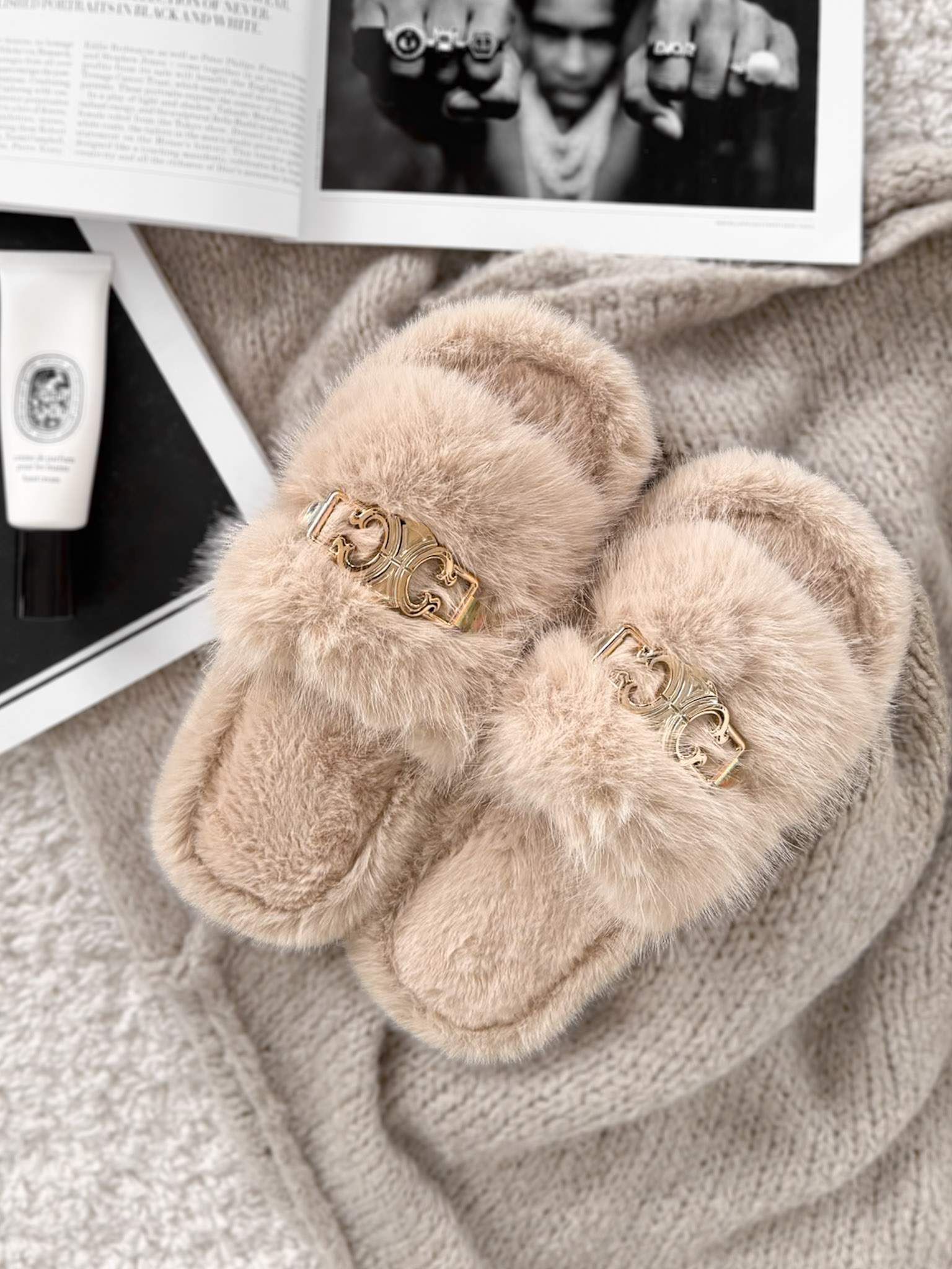 Levně Krémové huňaté domácí pantofle SOFTIES s ozdobou