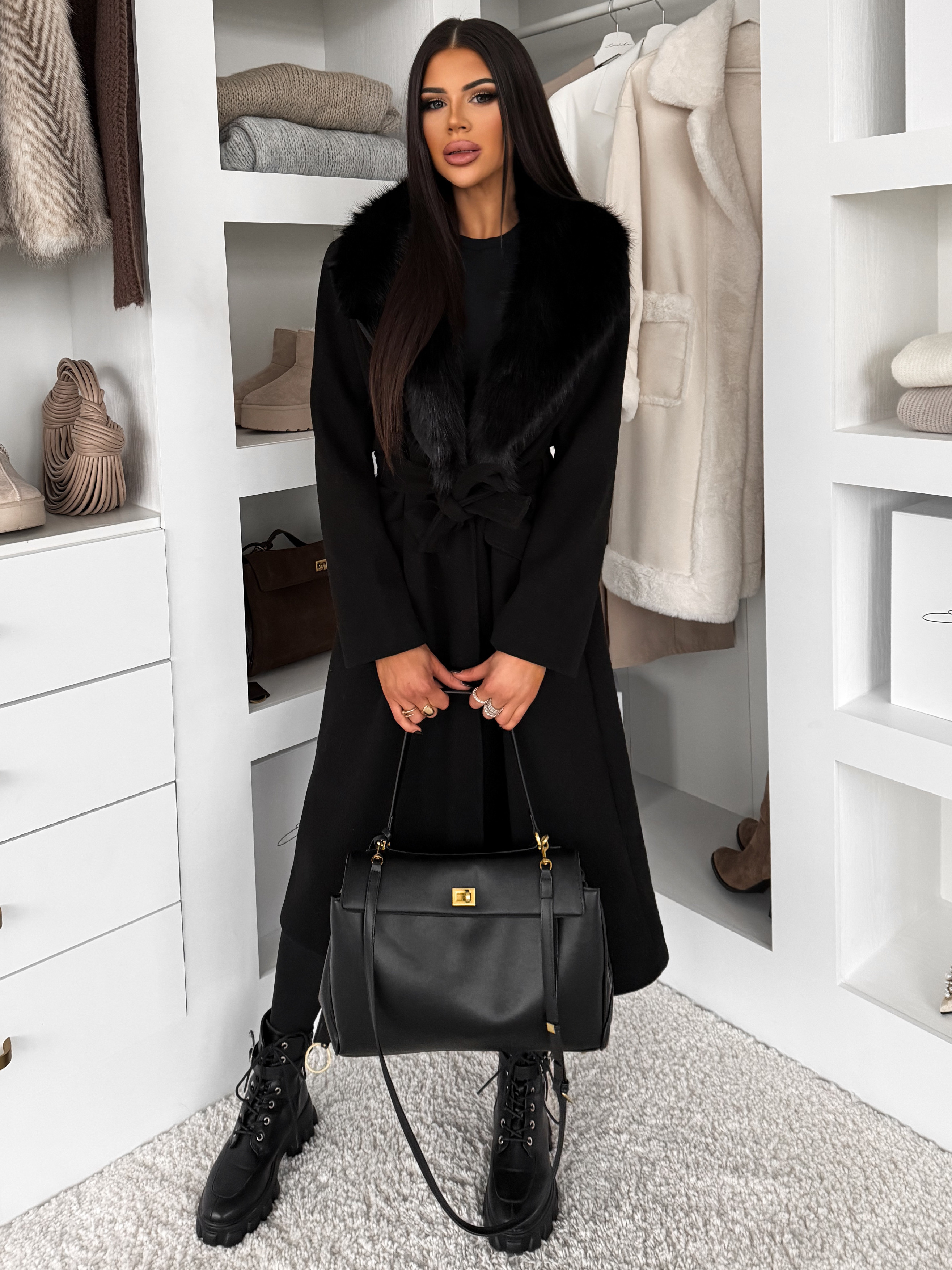 Levně Černý elegantní dlouhý kabát ROSIEL s kožešinkou 