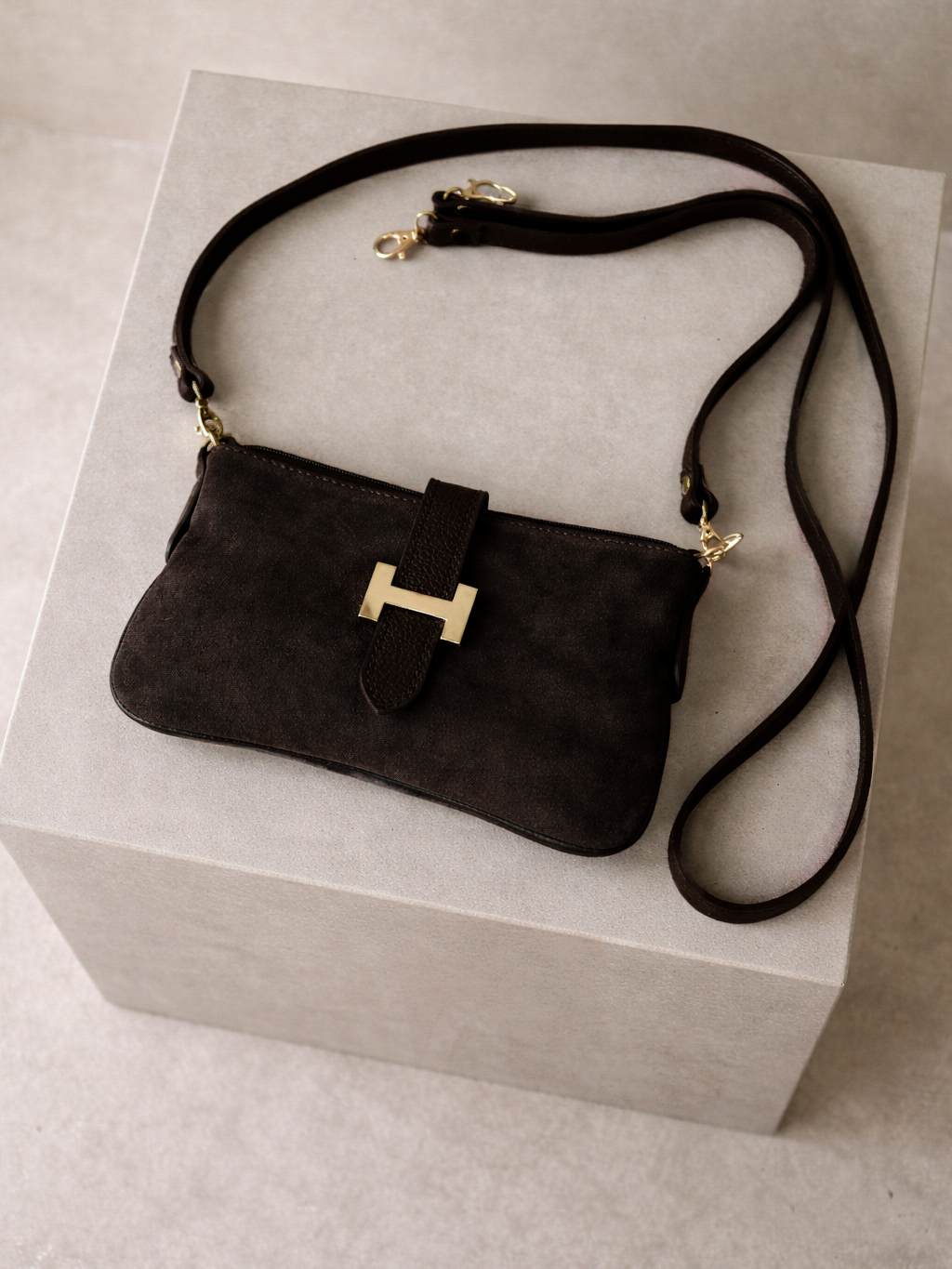 Levně Tmavě hnědá kožená cross body semišová kabelka DUSELLA