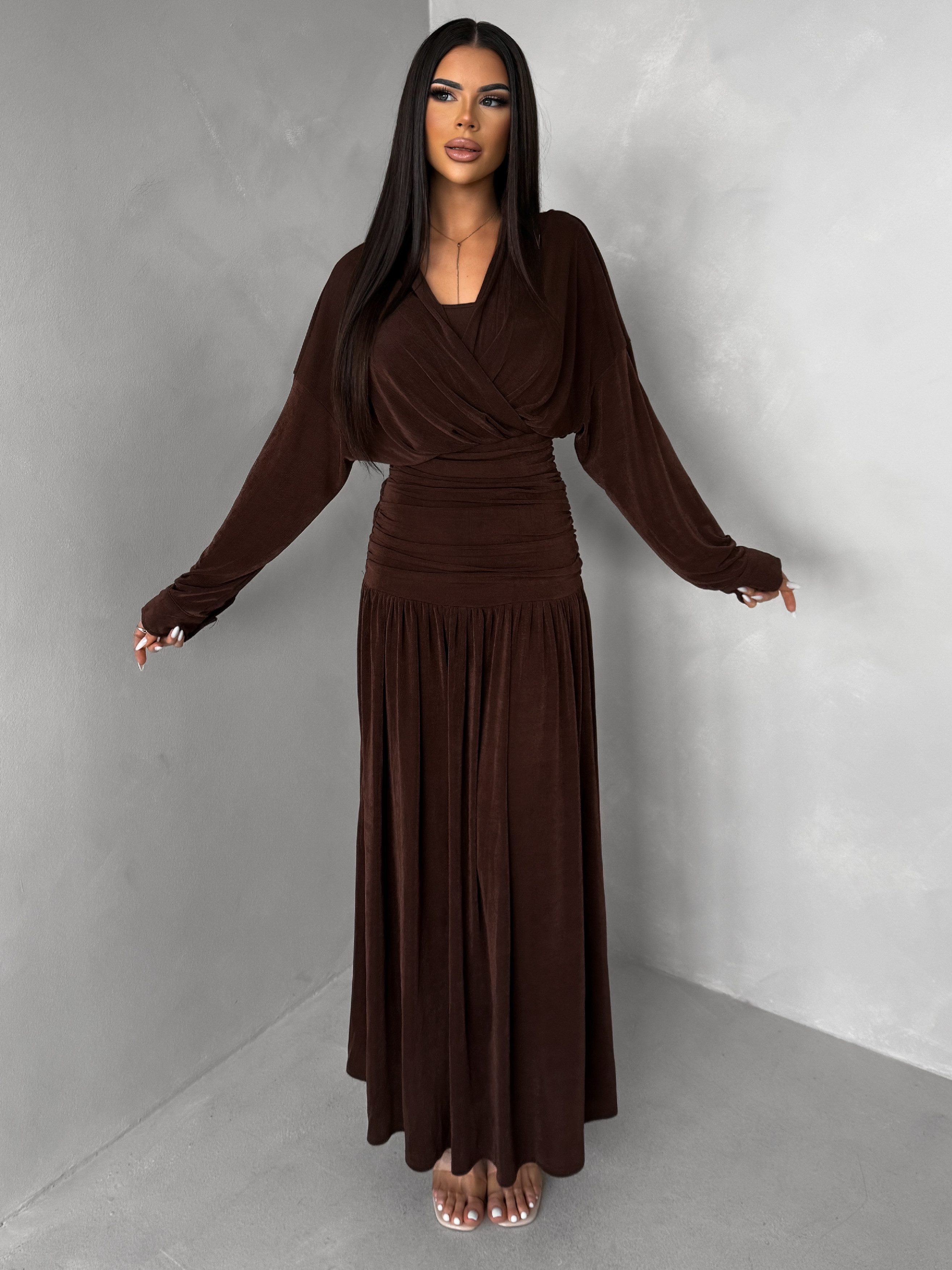 Levně Hnědé dlouhé elegantní šaty SPIRIT s řasením