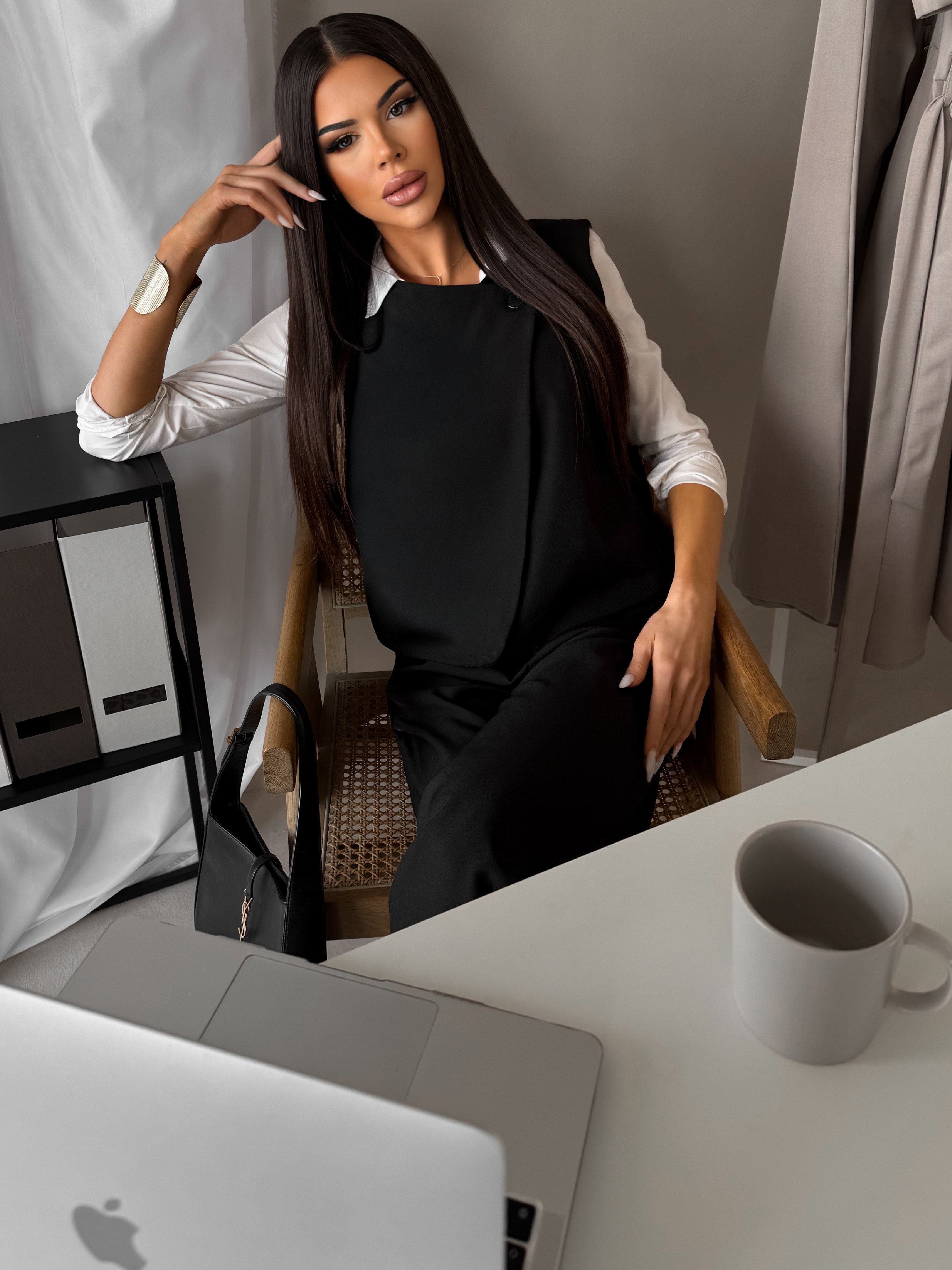 Levně Černá elegantní vestička top XANTOR na knoflík