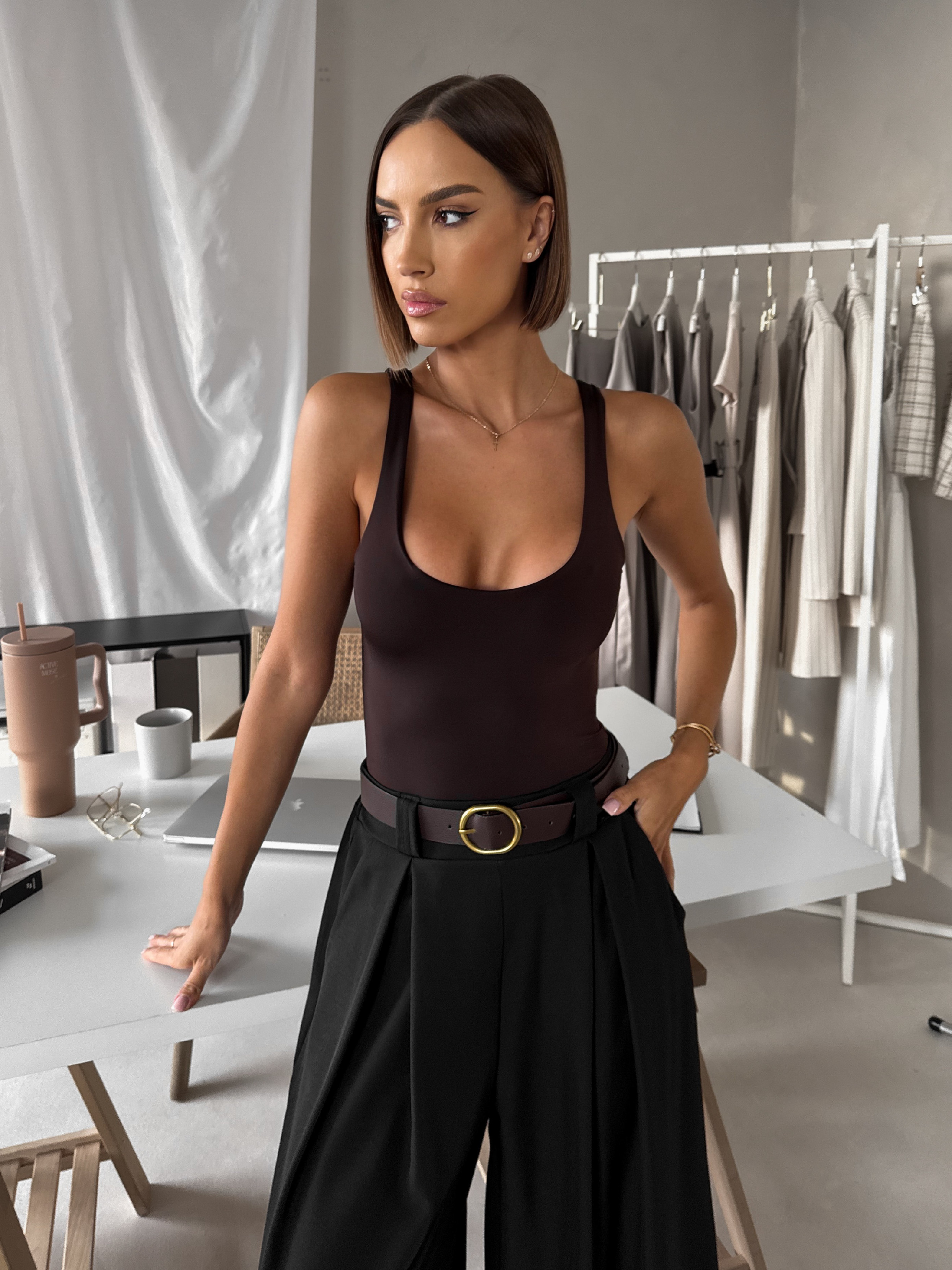 Levně Tmavě hnědé elastické basic body ORELIA s výstřihem