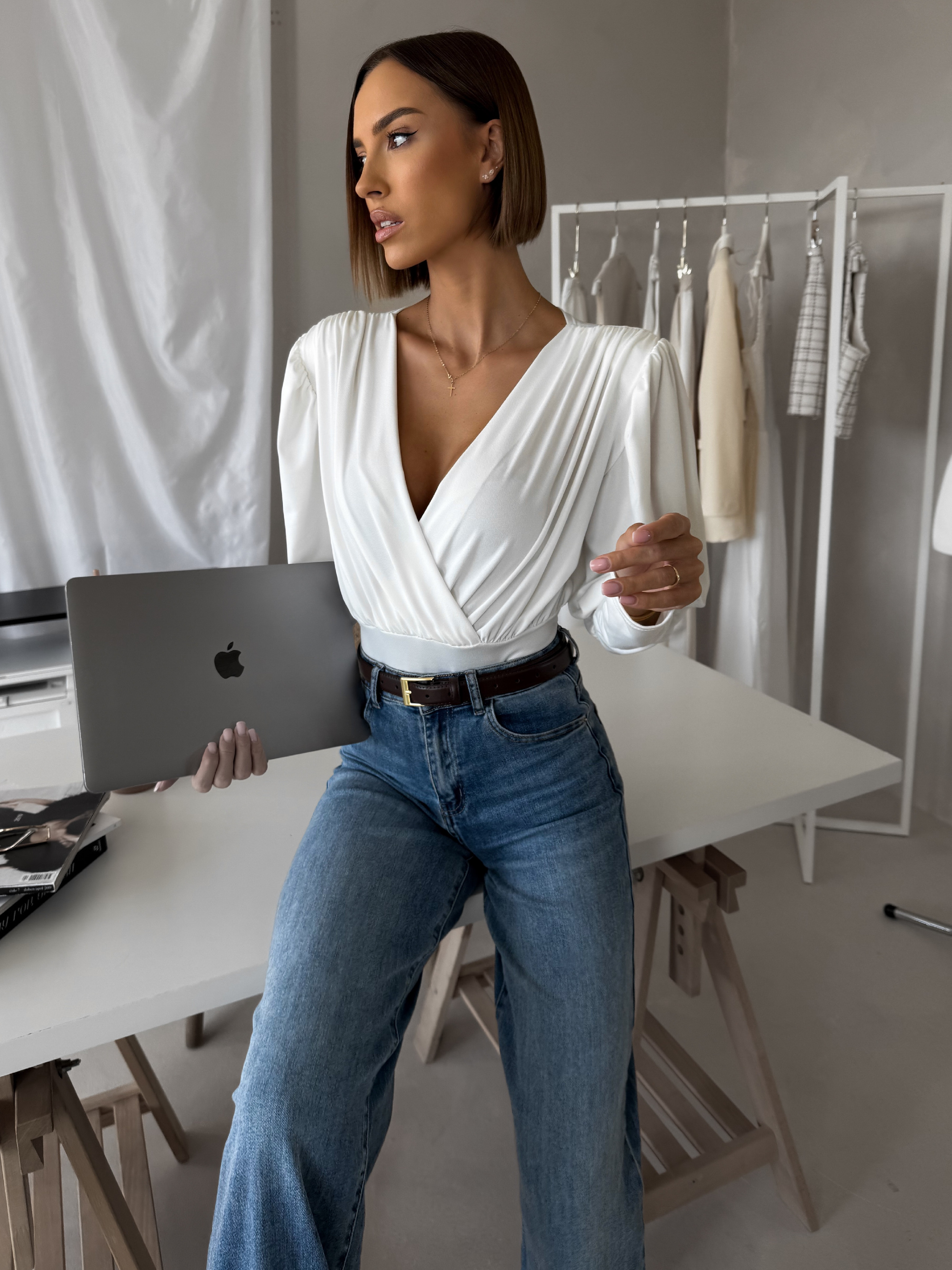 Bílé elegantní body KORBIX s výstřihem Velikost: ONESIZE