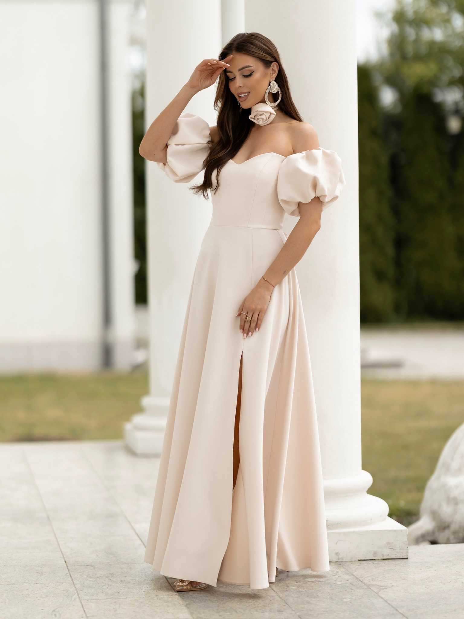 Levně Krémové elegantní luxusní dlouhé šaty LAVIRA s rukávky