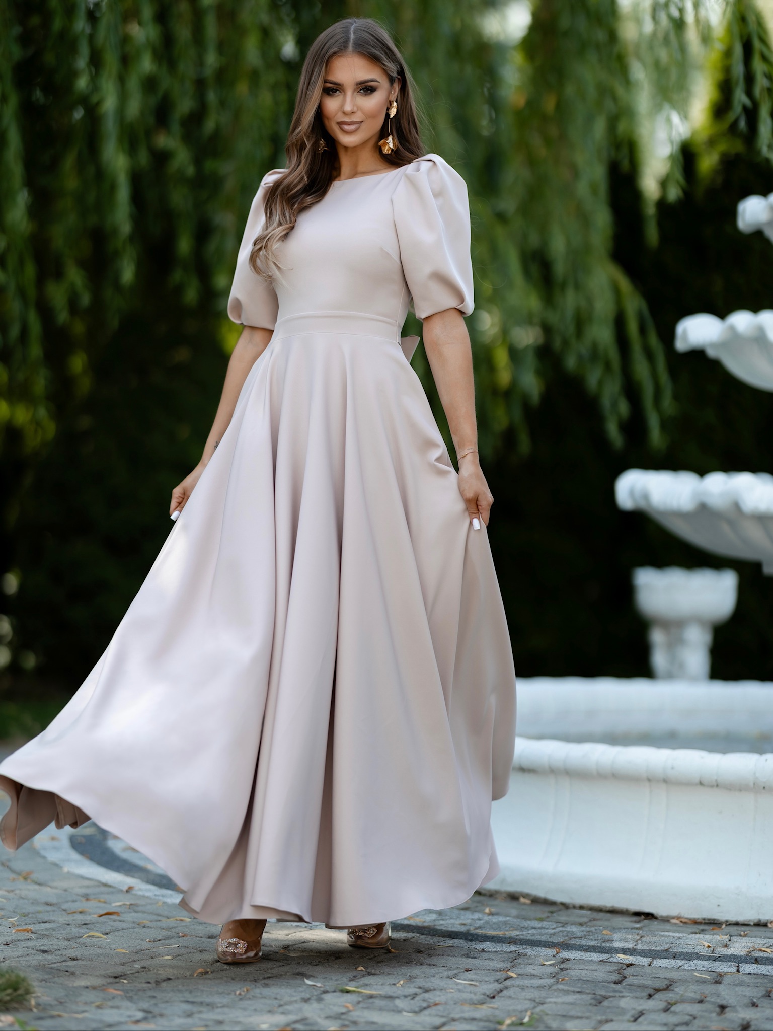 Levně Béžové elegantní společenské dlouhé šaty AVELIRA