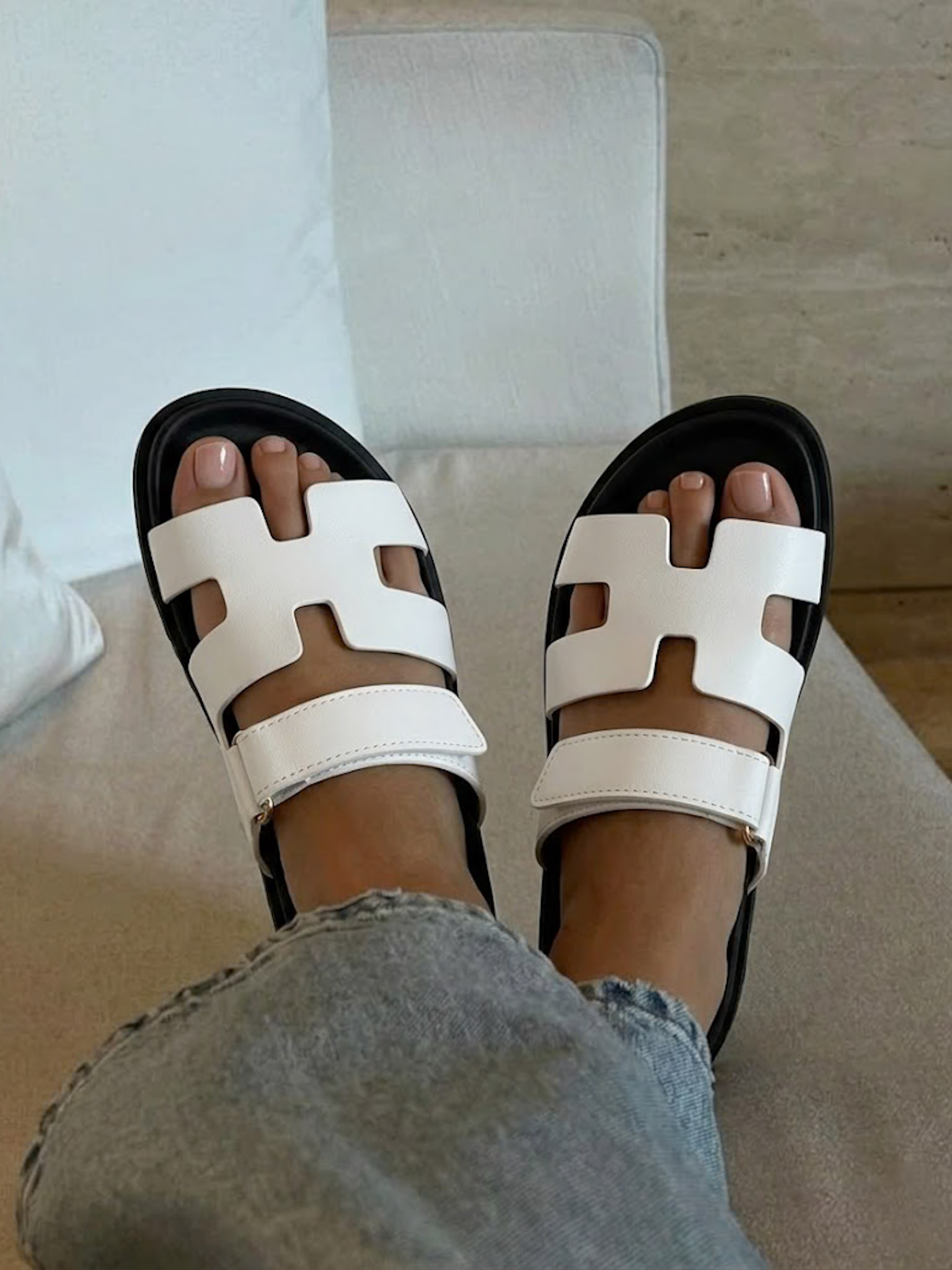 Levně Bílé stylové letní nízké pantofle VEYAS 