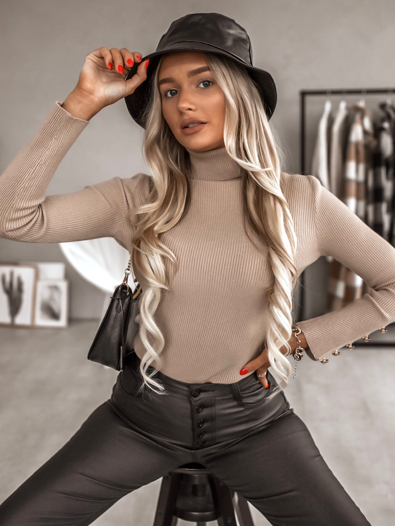 Svetřík Lorenia Barva: Béžová