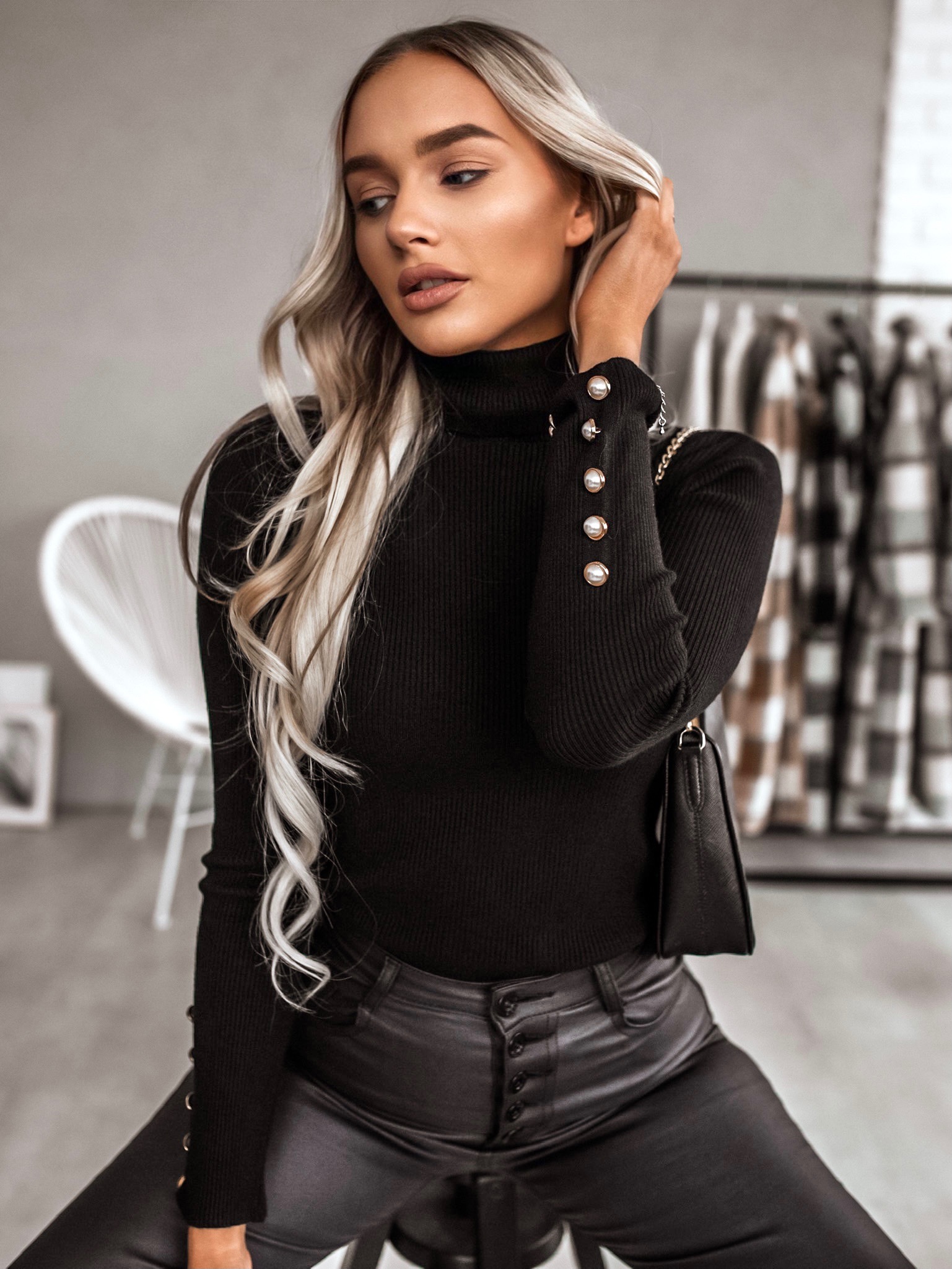 Svetřík Lorenia Barva: Černá
