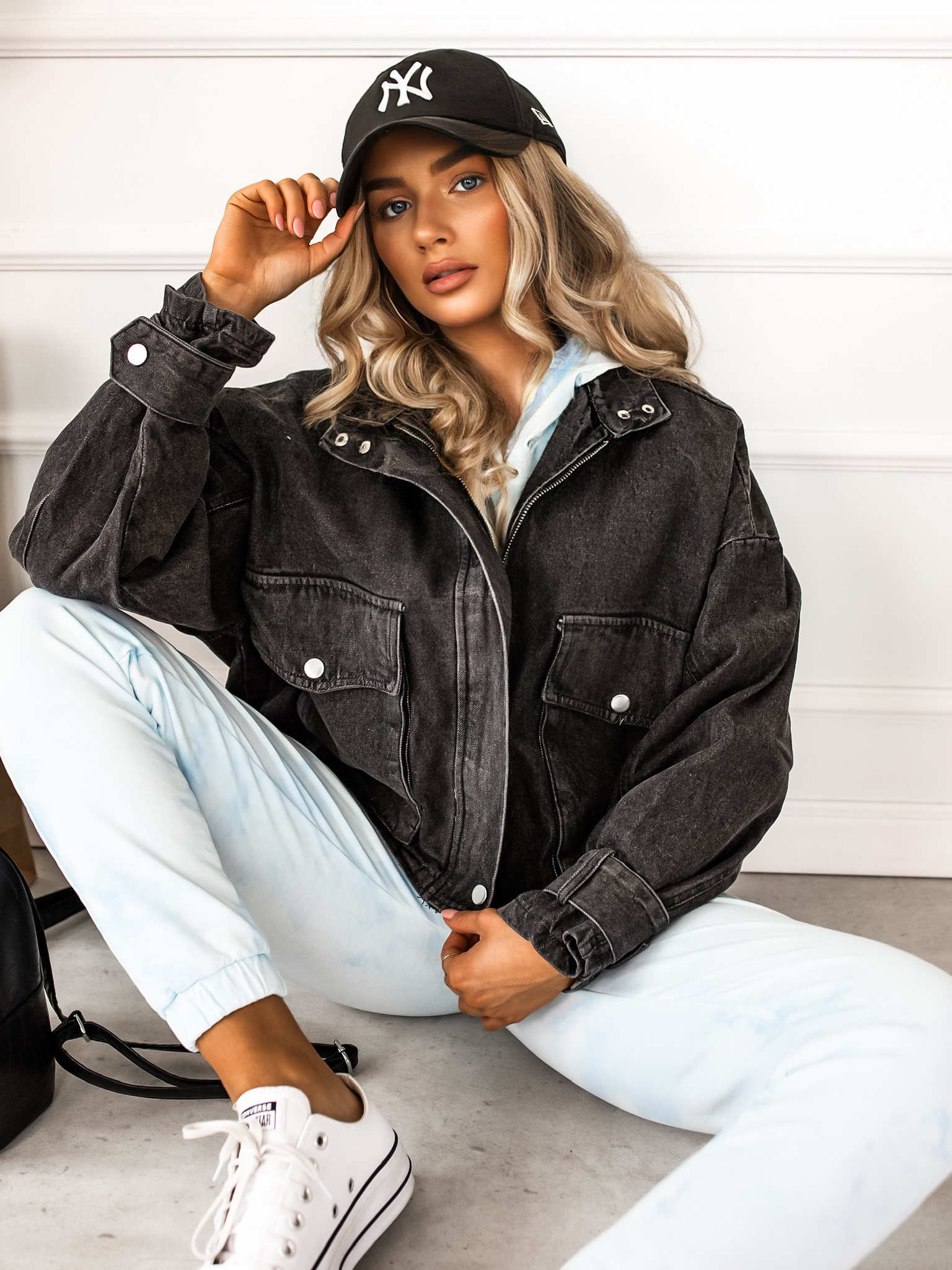 Černá džínová denim bunda CREATIVE s potiskem Barva: Černá