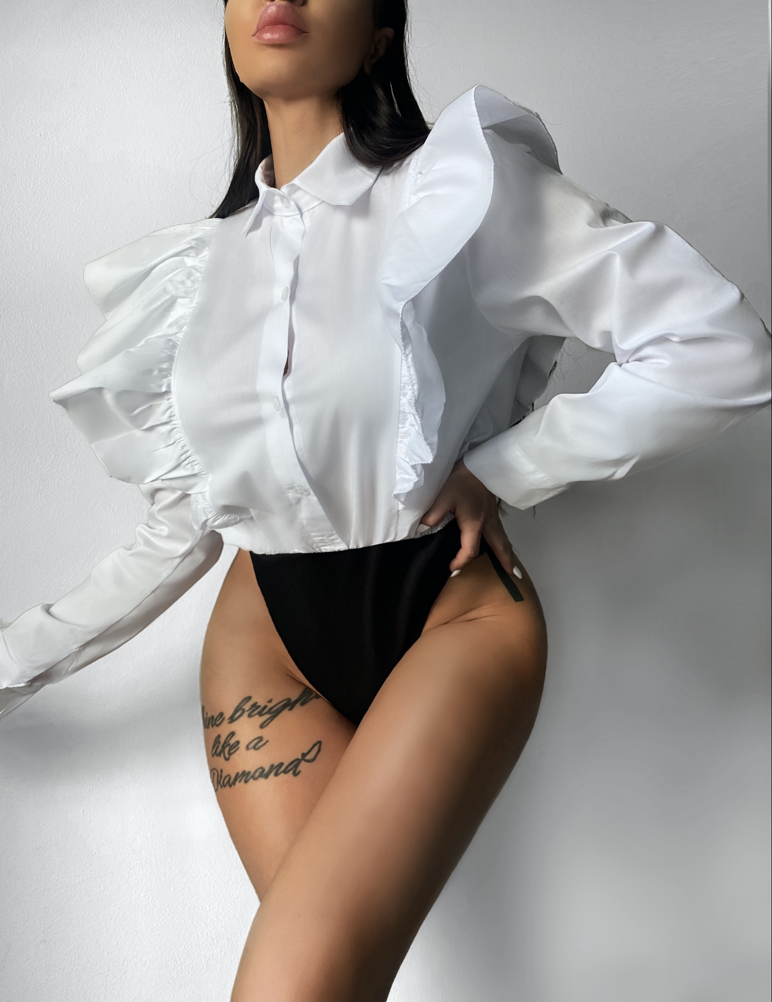Černobílé elegantní body EASILY s volánky