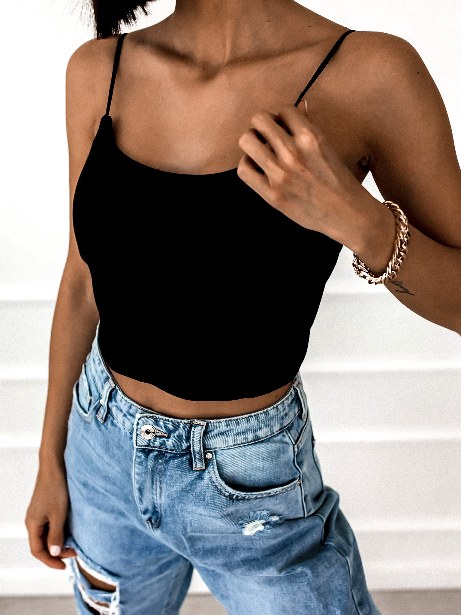 Jednoduchý žebrovaný crop top ARLOS Barva: Černá