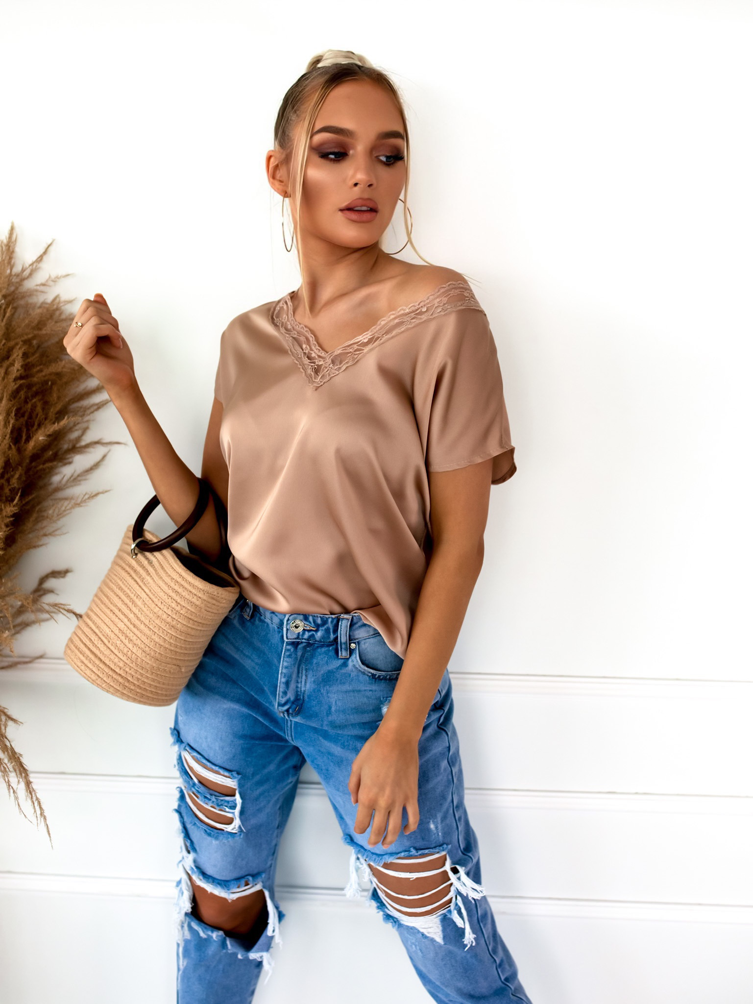 Lesklá halenka BLAIR s krajkou Barva: Béžová