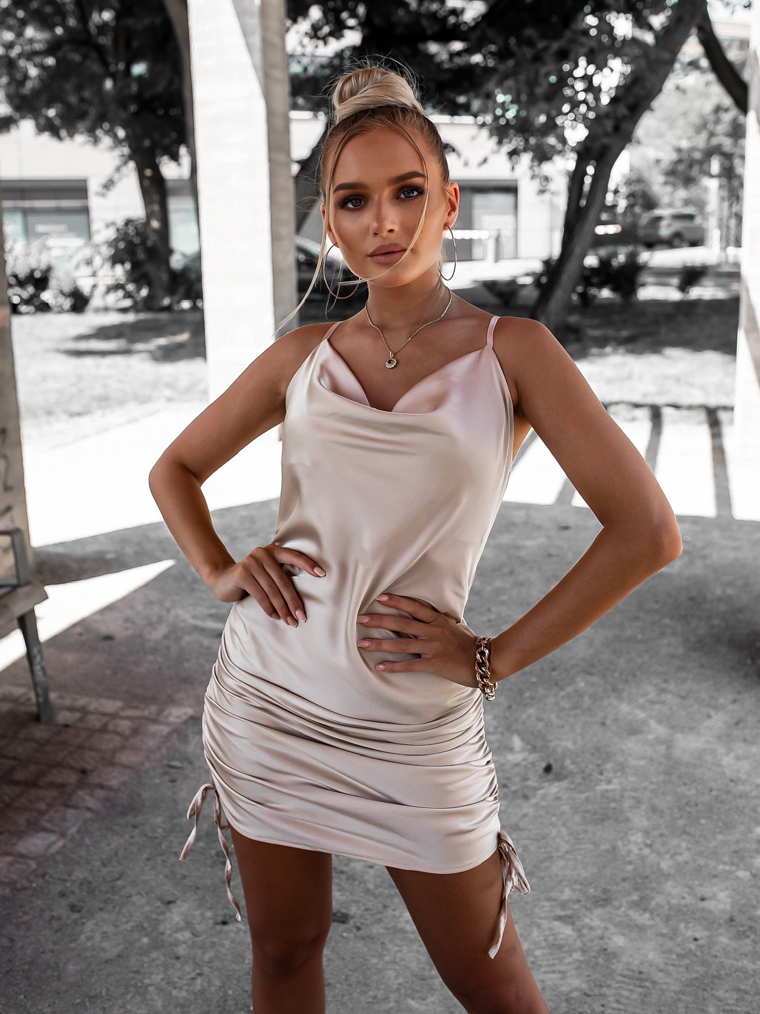 Béžové kratší  lesklé šaty BIANCA