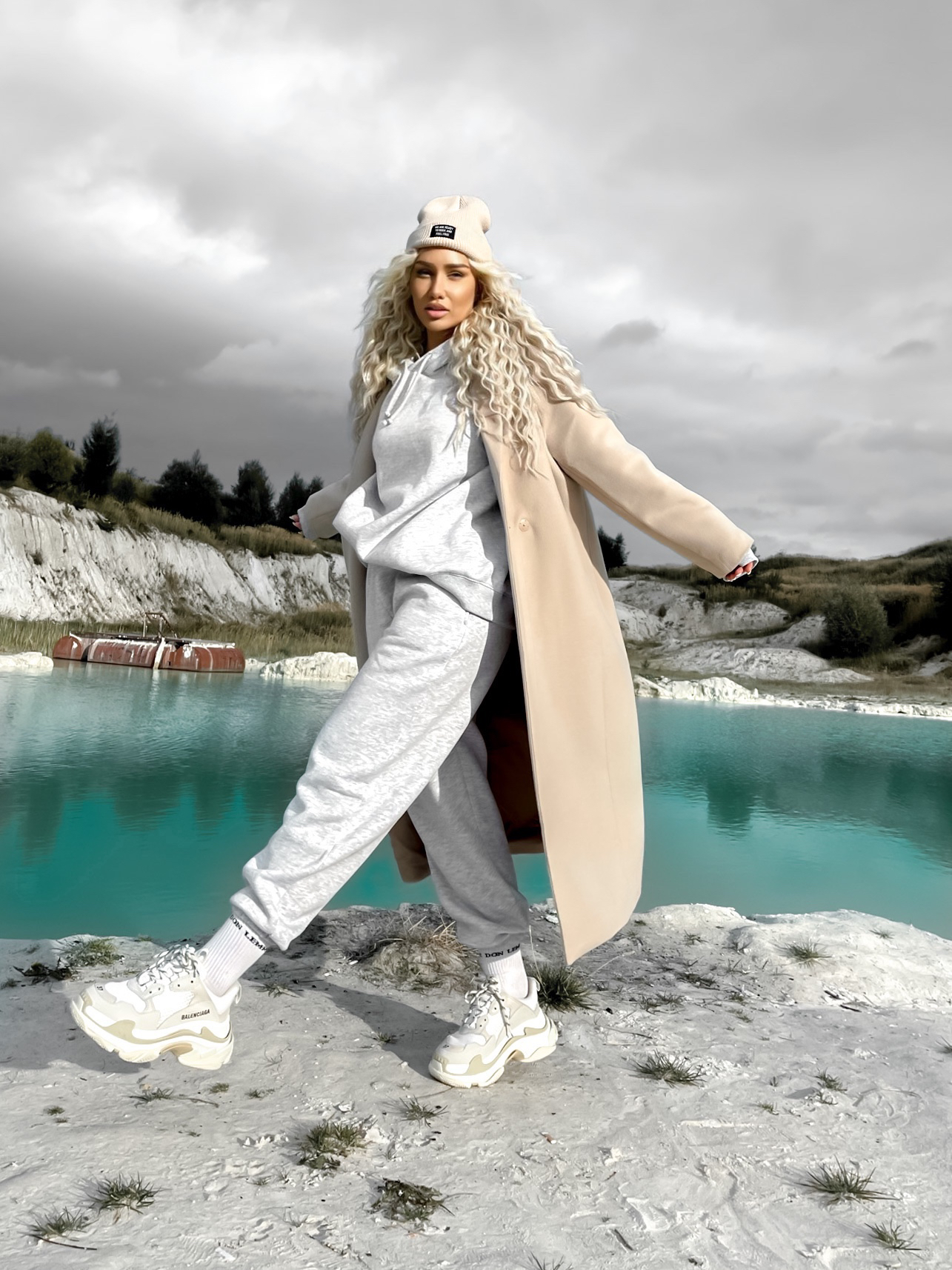 Levně Béžový oversize kabát CONFIDENT