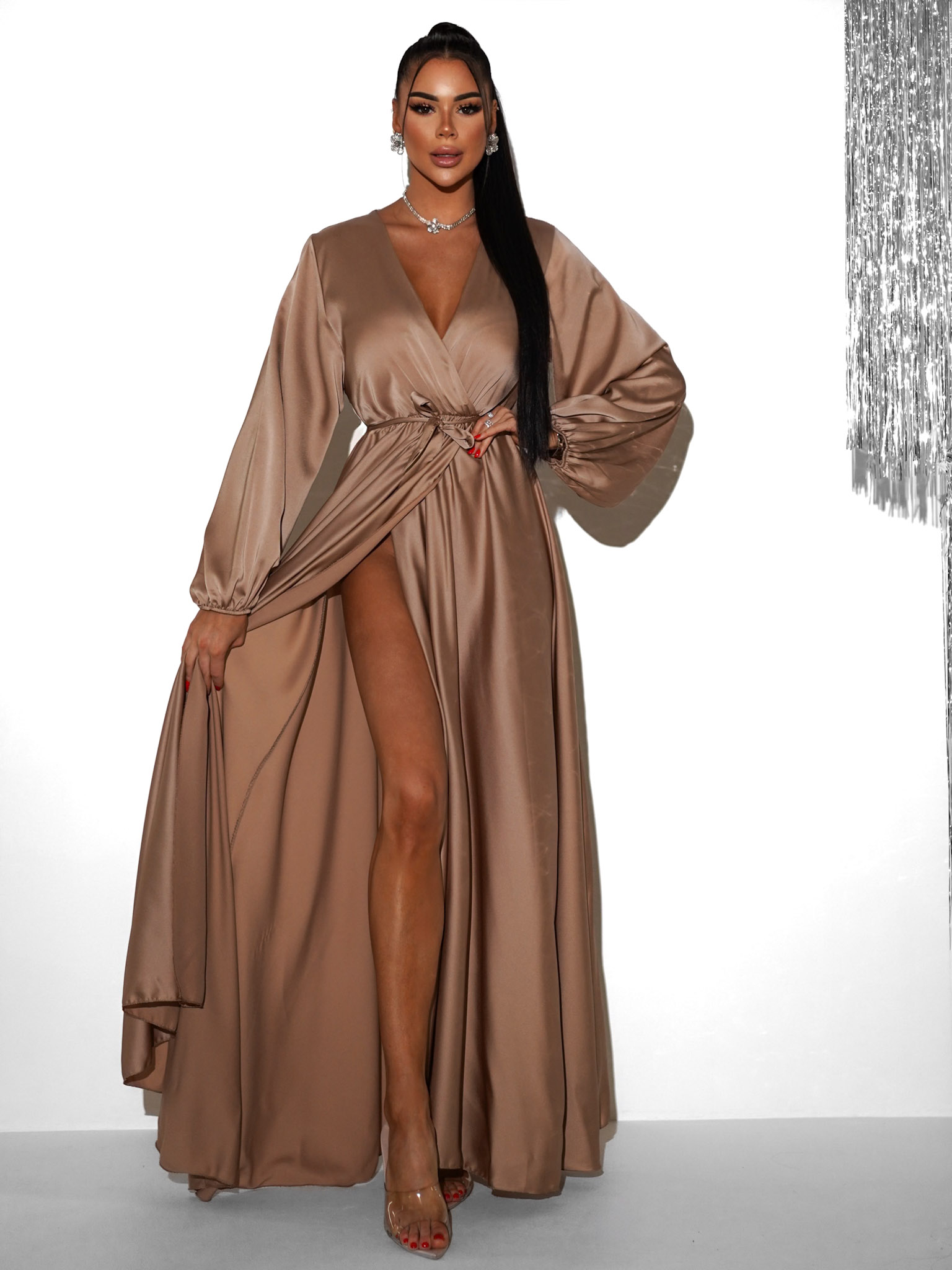 Levně Zlaté elegantní šaty WOMAN s dlouhým rukávem