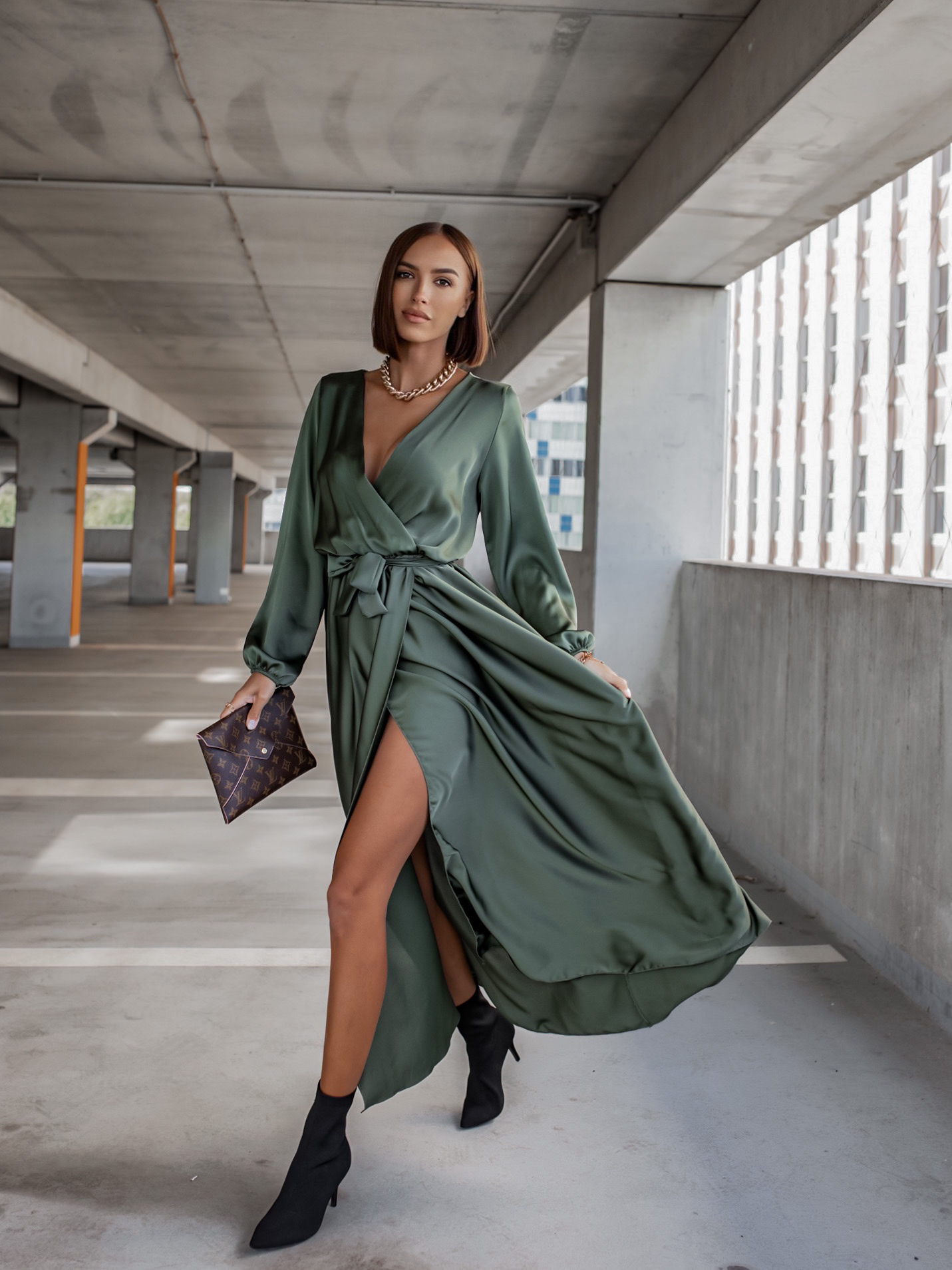 Levně Khaki elegantní šaty WOMAN s dlouhým rukávem