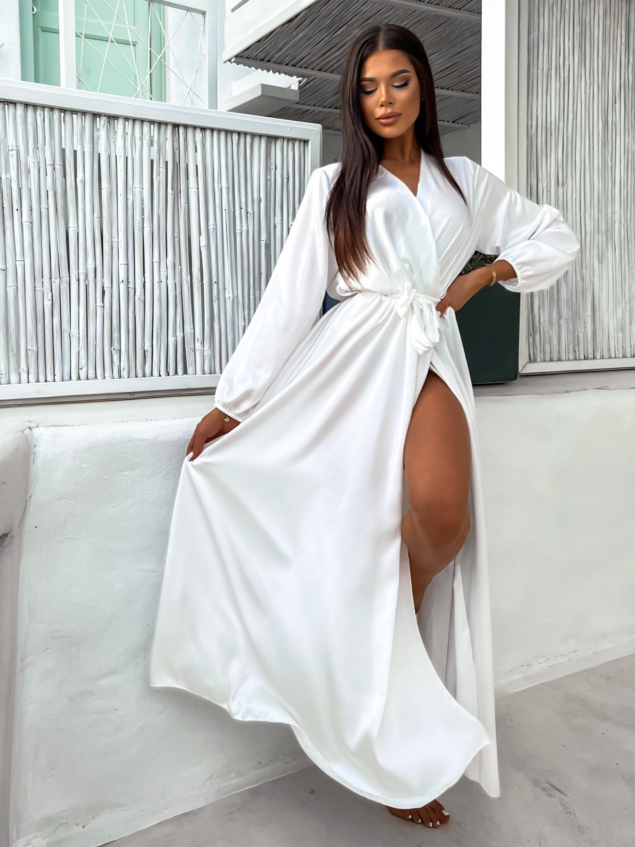 Levně Bílé elegantní šaty WOMAN s dlouhým rukávem