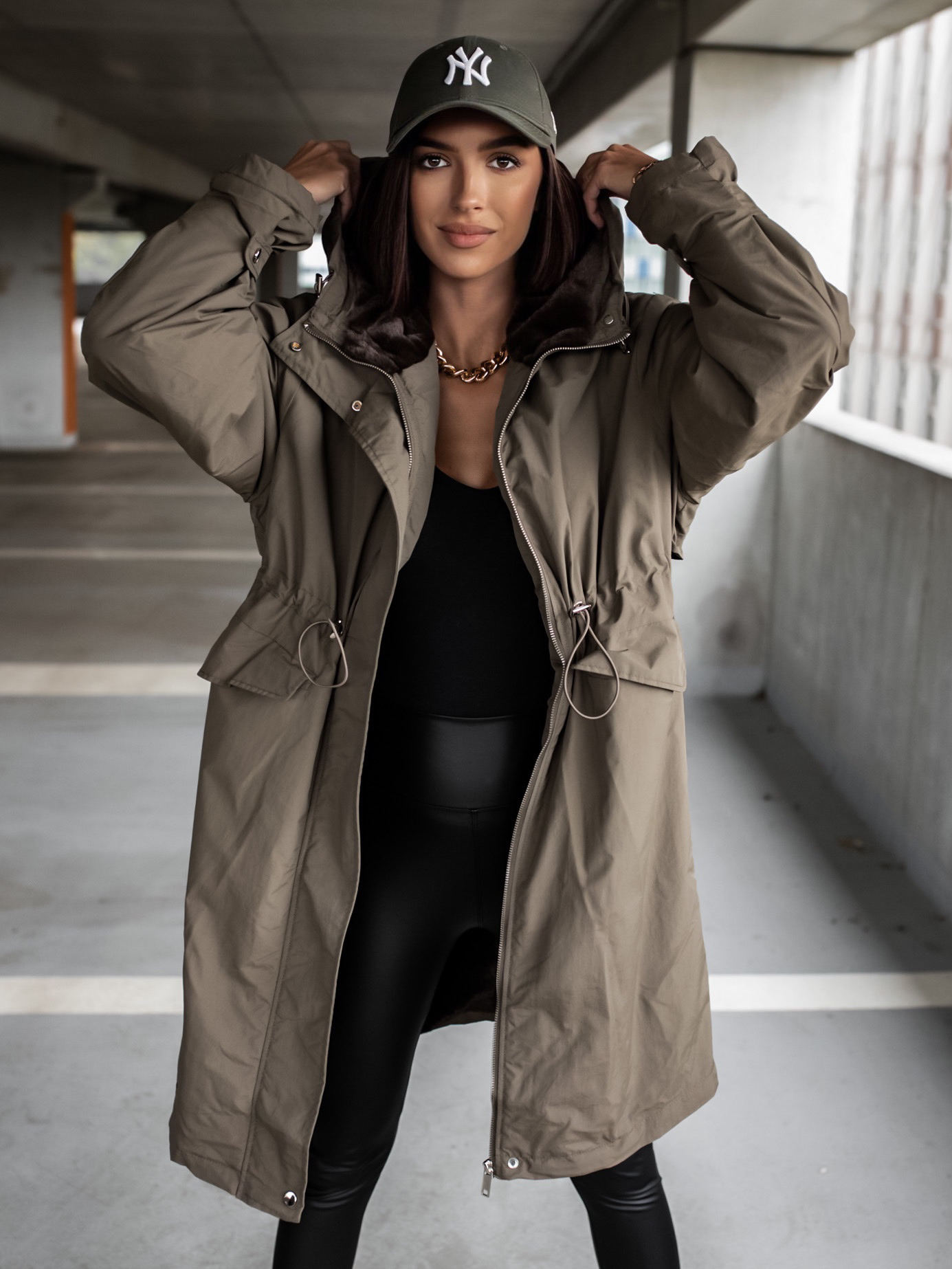 Khaki parka BELLA s kapucí a stahováním v pase Velikost: S