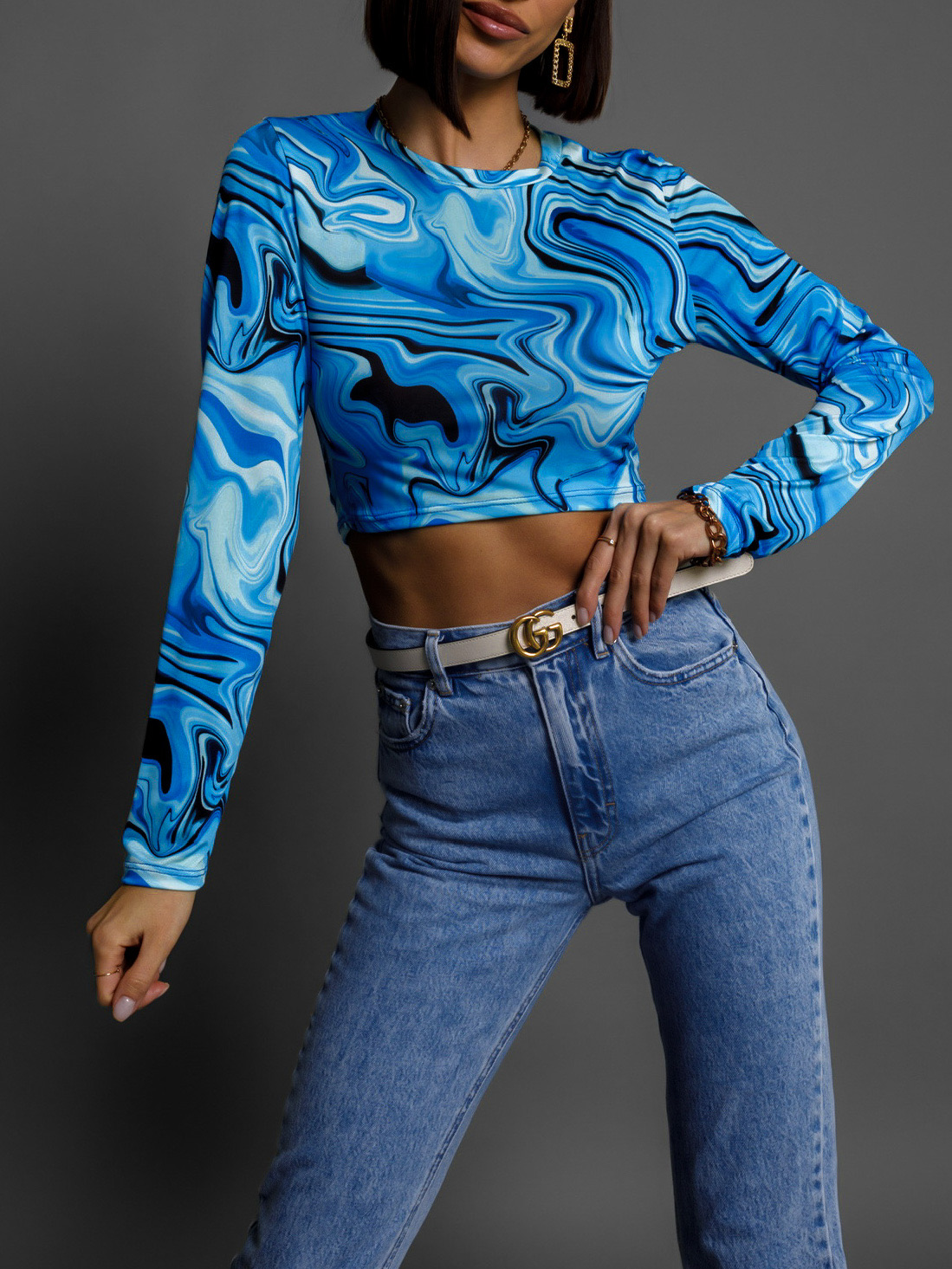 Modrý vzorovaný crop top MARHOLE s dlouhým rukávem