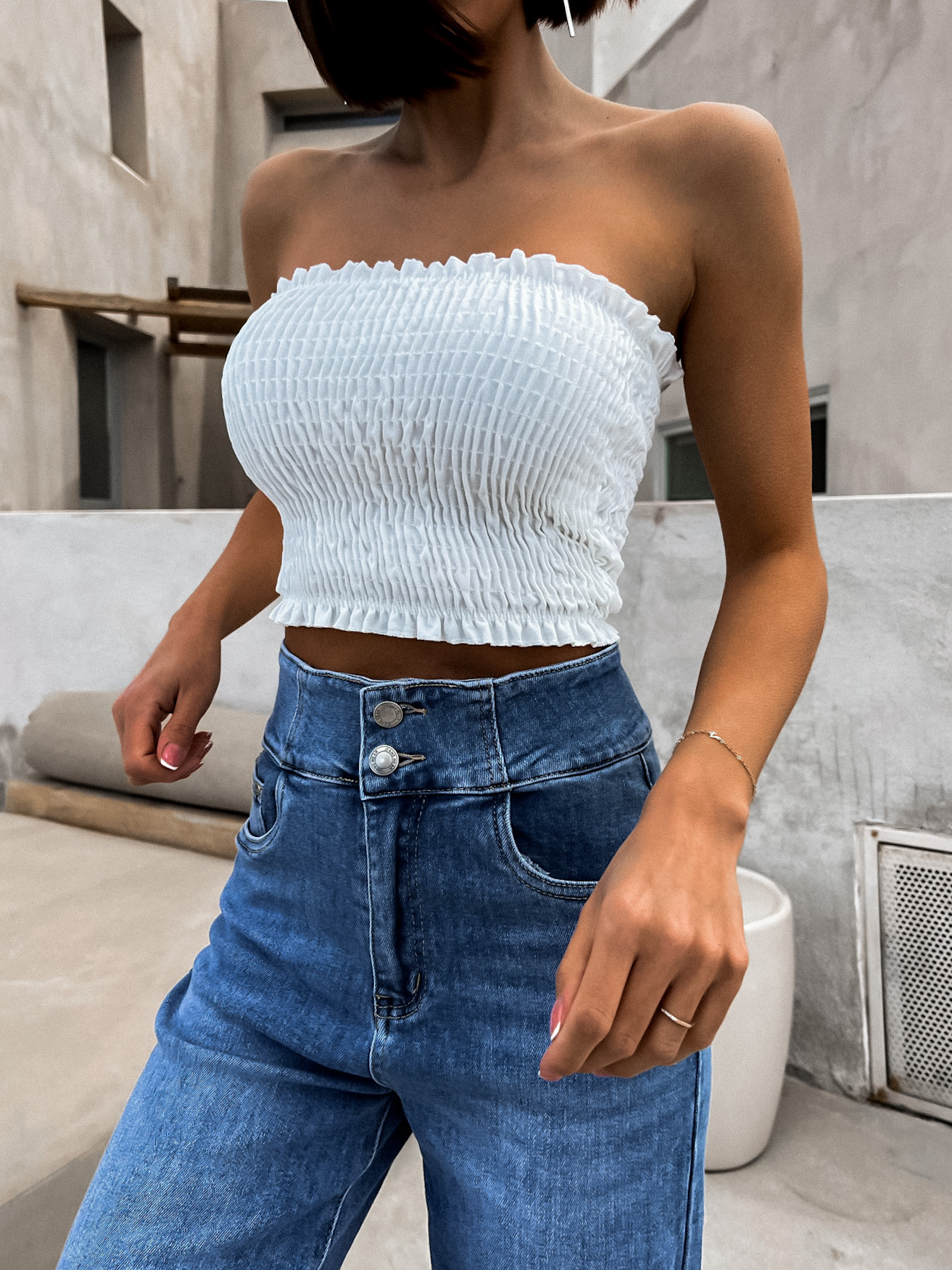 Bílý elegantní crop top KEET