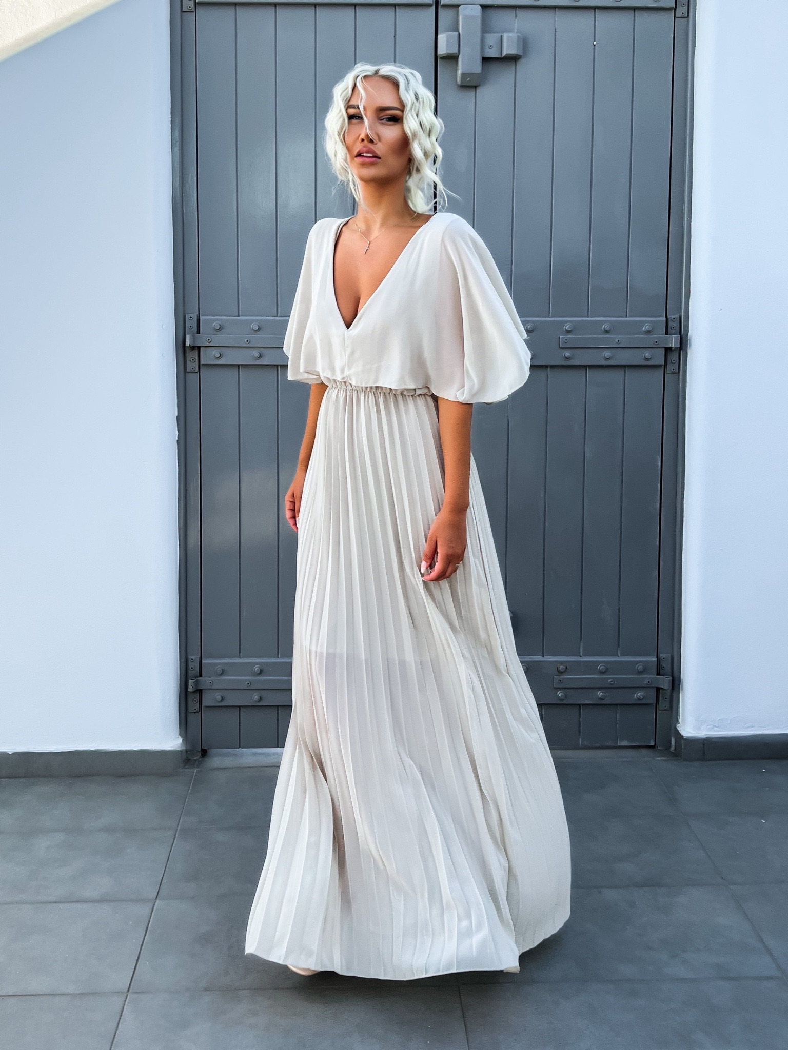 Levně Béžové elegantní šaty PARFOMELLE s výsřihem do V