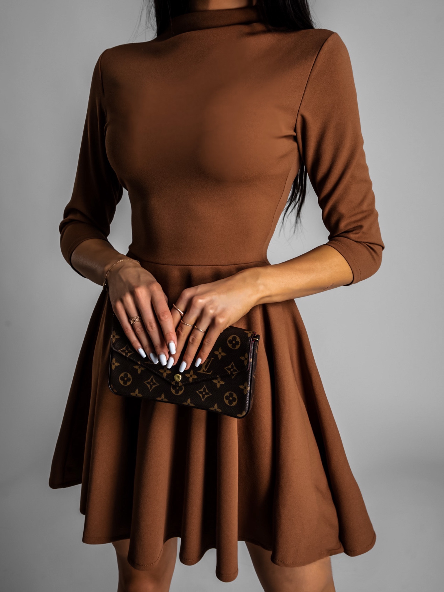 Levně Hnědé elegantní šaty GROUND s dlouhým rukávem