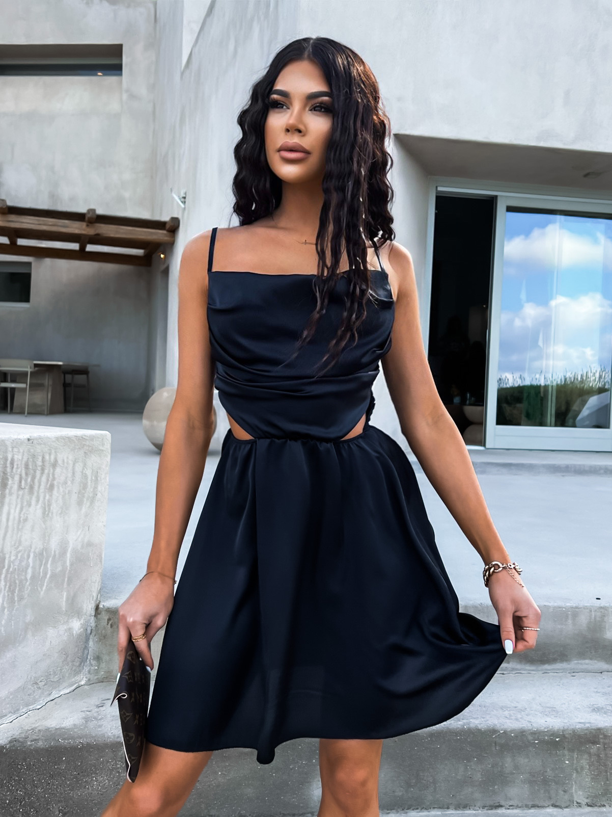 Levně Černé lesklé elegantní šaty JEWELRY s průstřihy