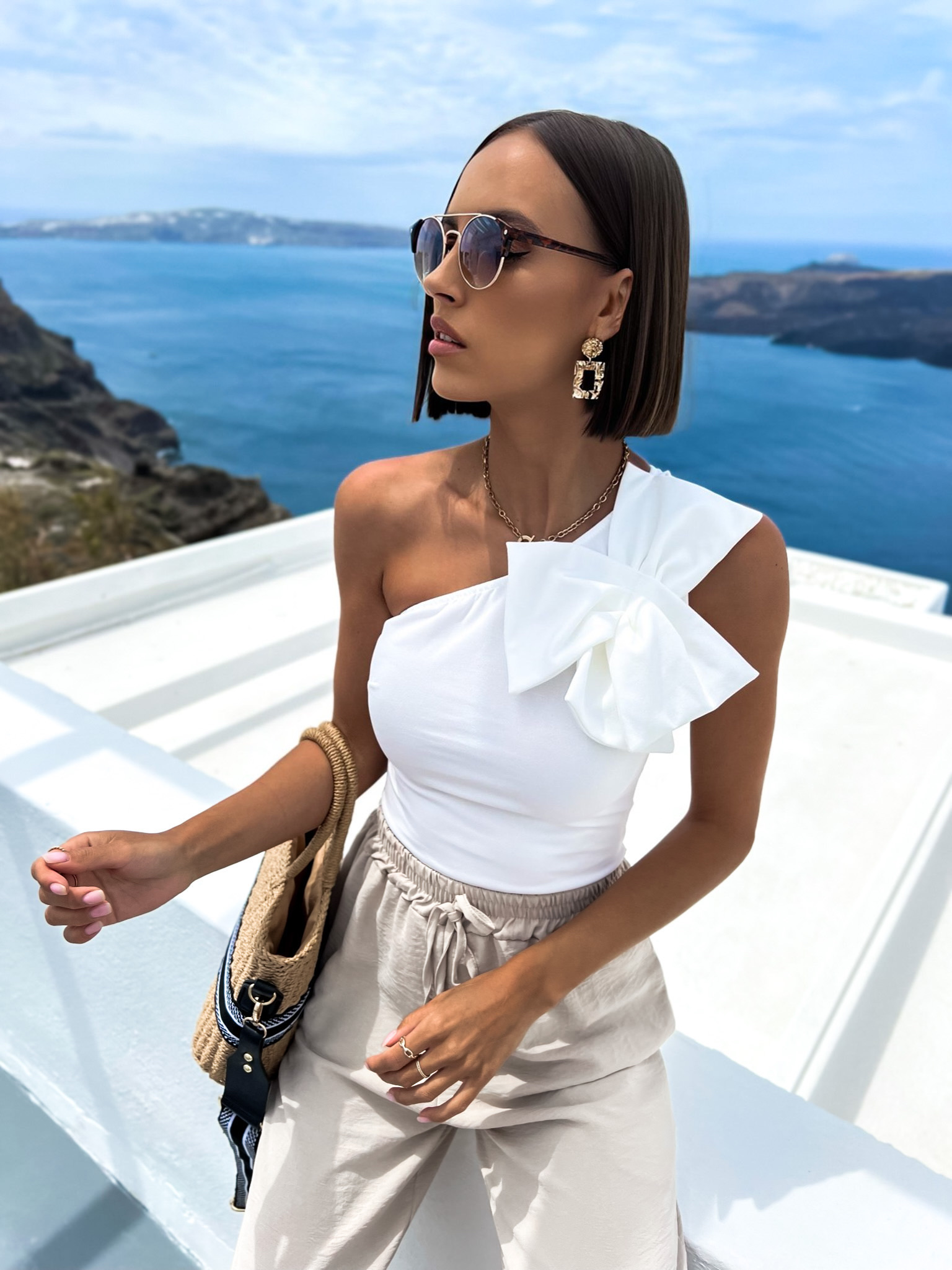 Bílé elegantní body LUXURIOUS s mašlí