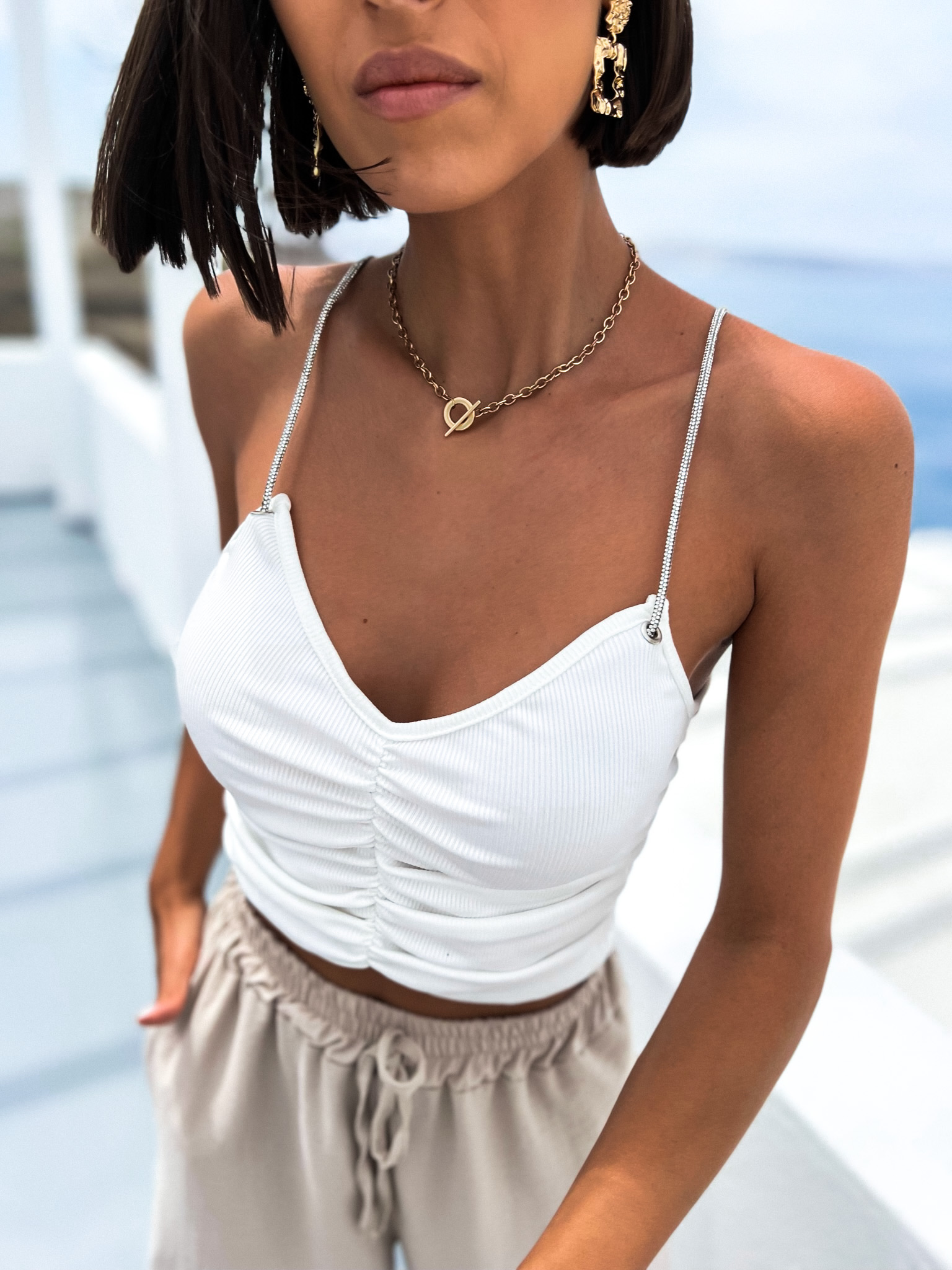 Bílý elegantní crop top FRANCIES se třpytivými ramínky
