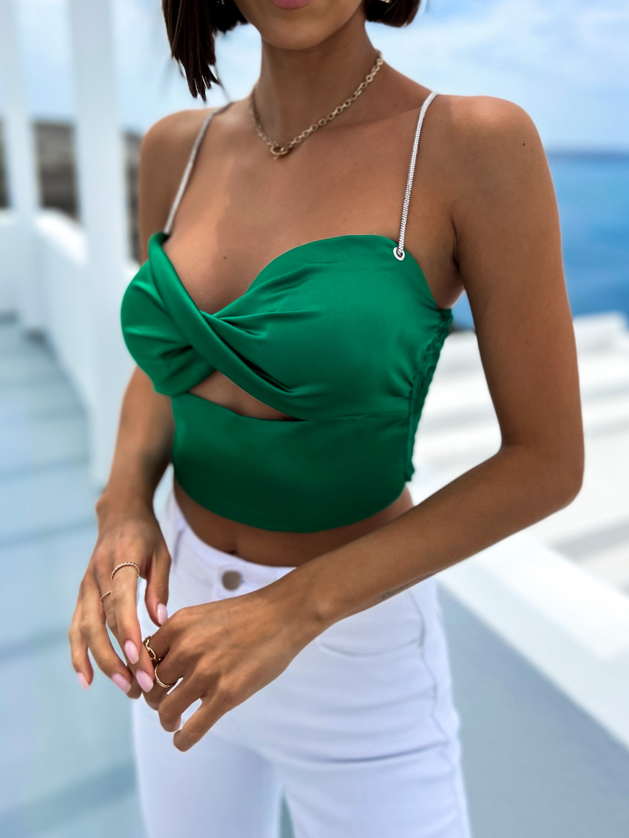 Zelený lesklý elegantní crop top BRUSH s průstřihem