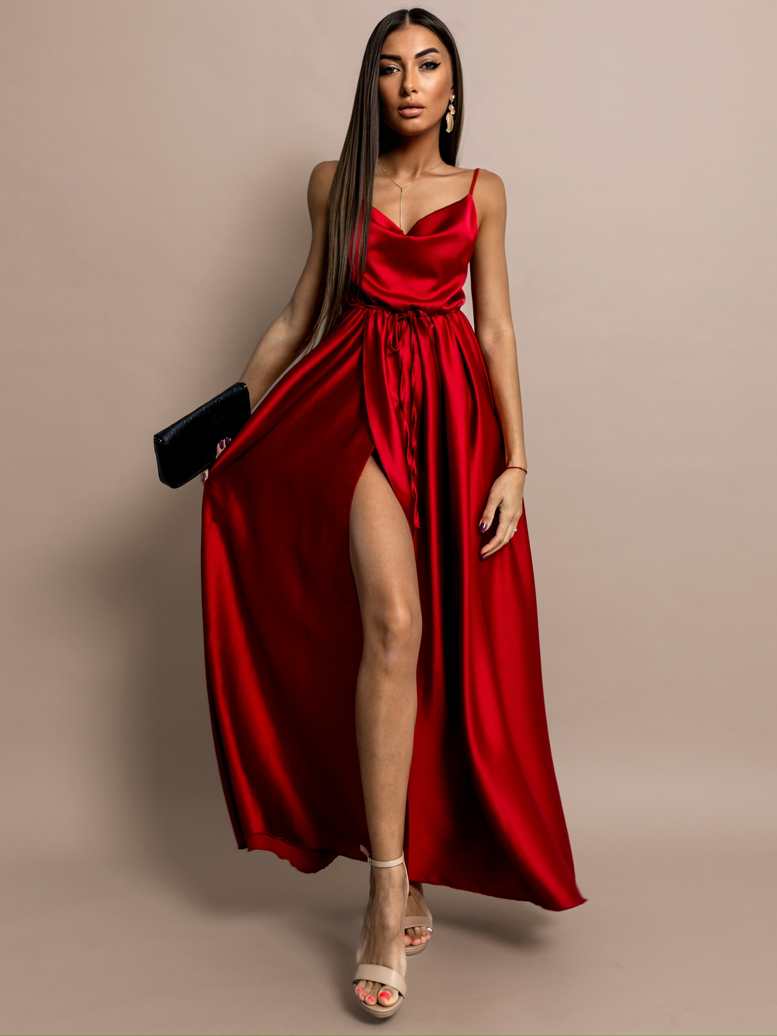 Levně Červené lesklé elegantní šaty YASMINE s rozparkem