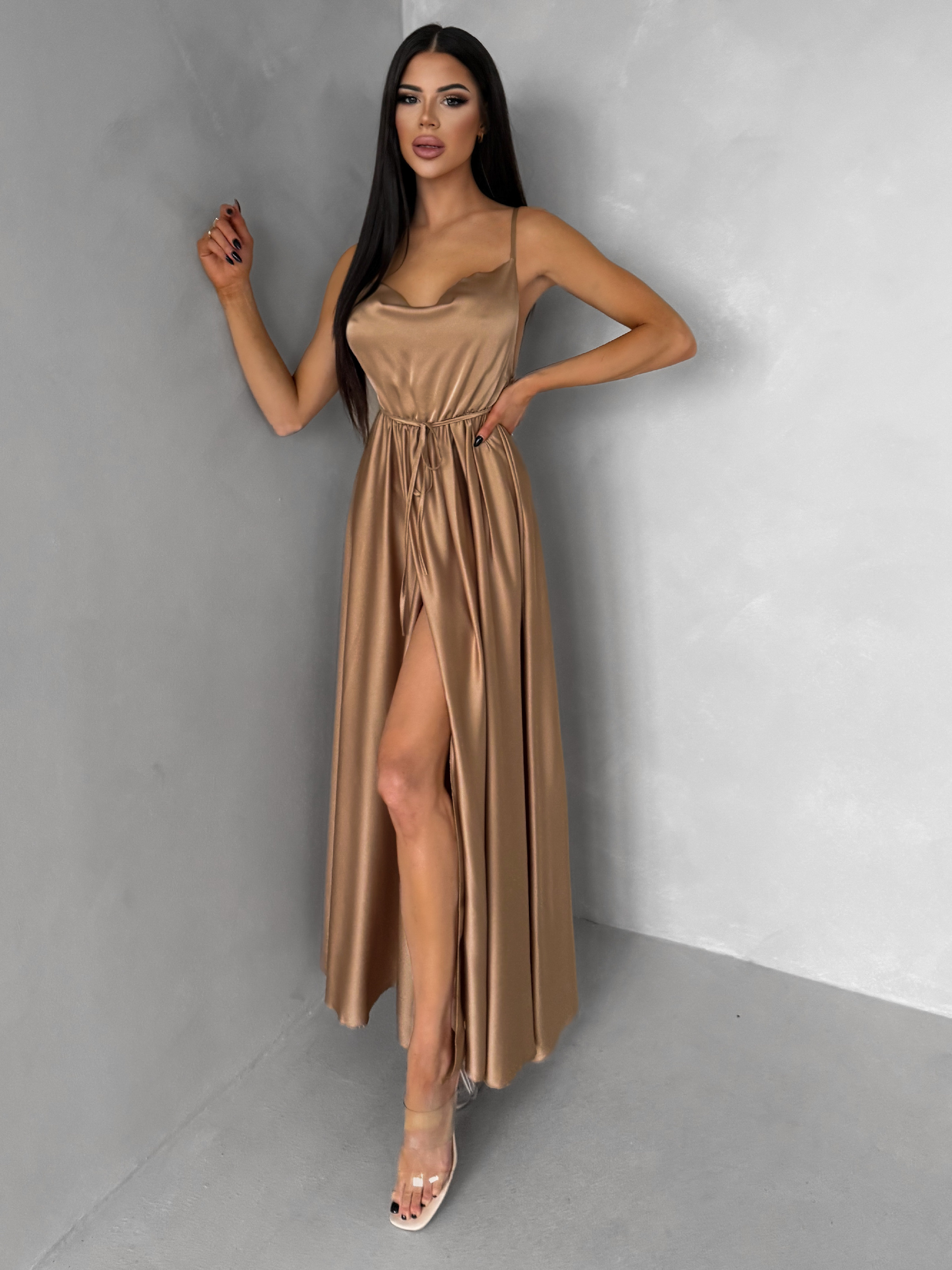 Levně Hnědé lesklé elegantní šaty YASMINE s rozparkem