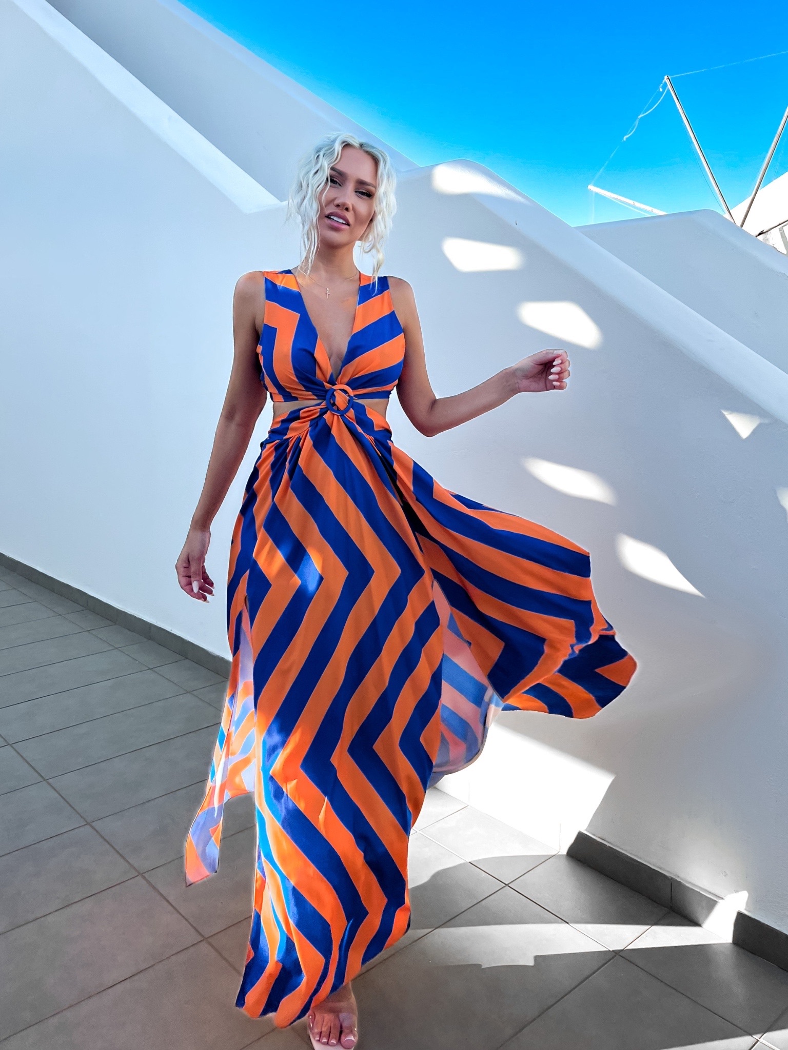Oranžové elegantní šaty LOTUIS s rozparkem