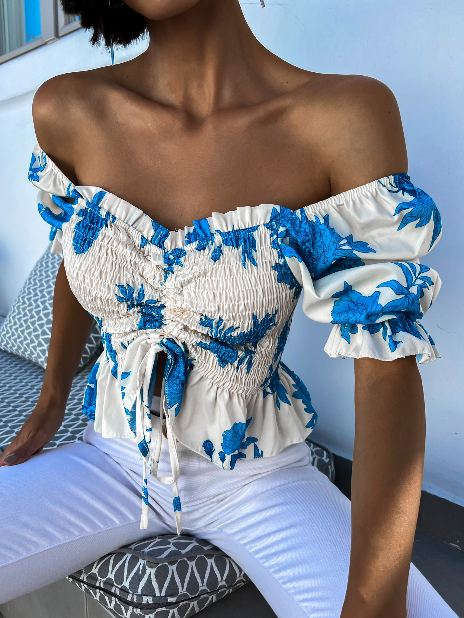Modrý elegantní crop top AMARA s květinovým vzorem
