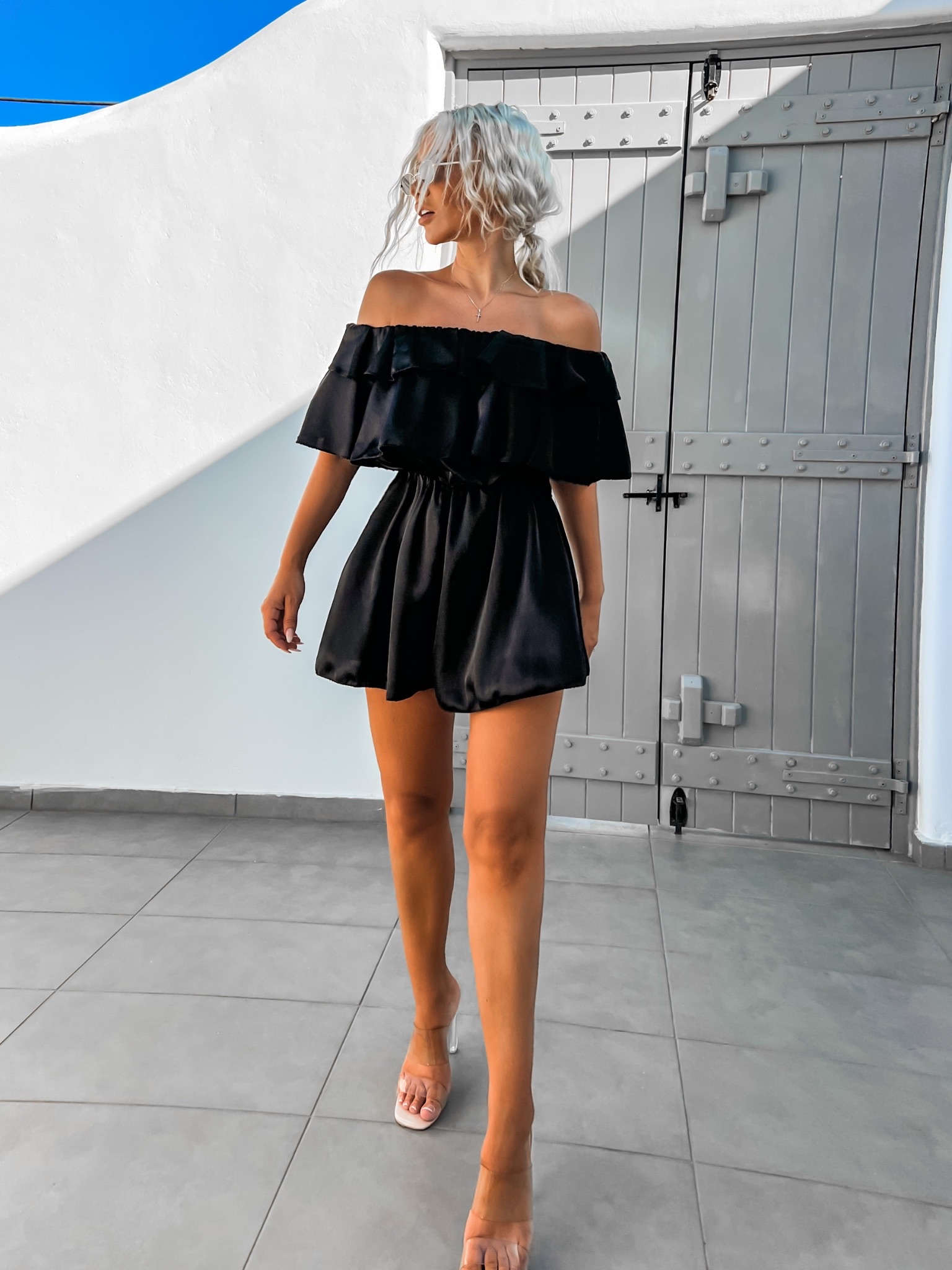 Černý lesklý elegantní overal STEREY s volánky