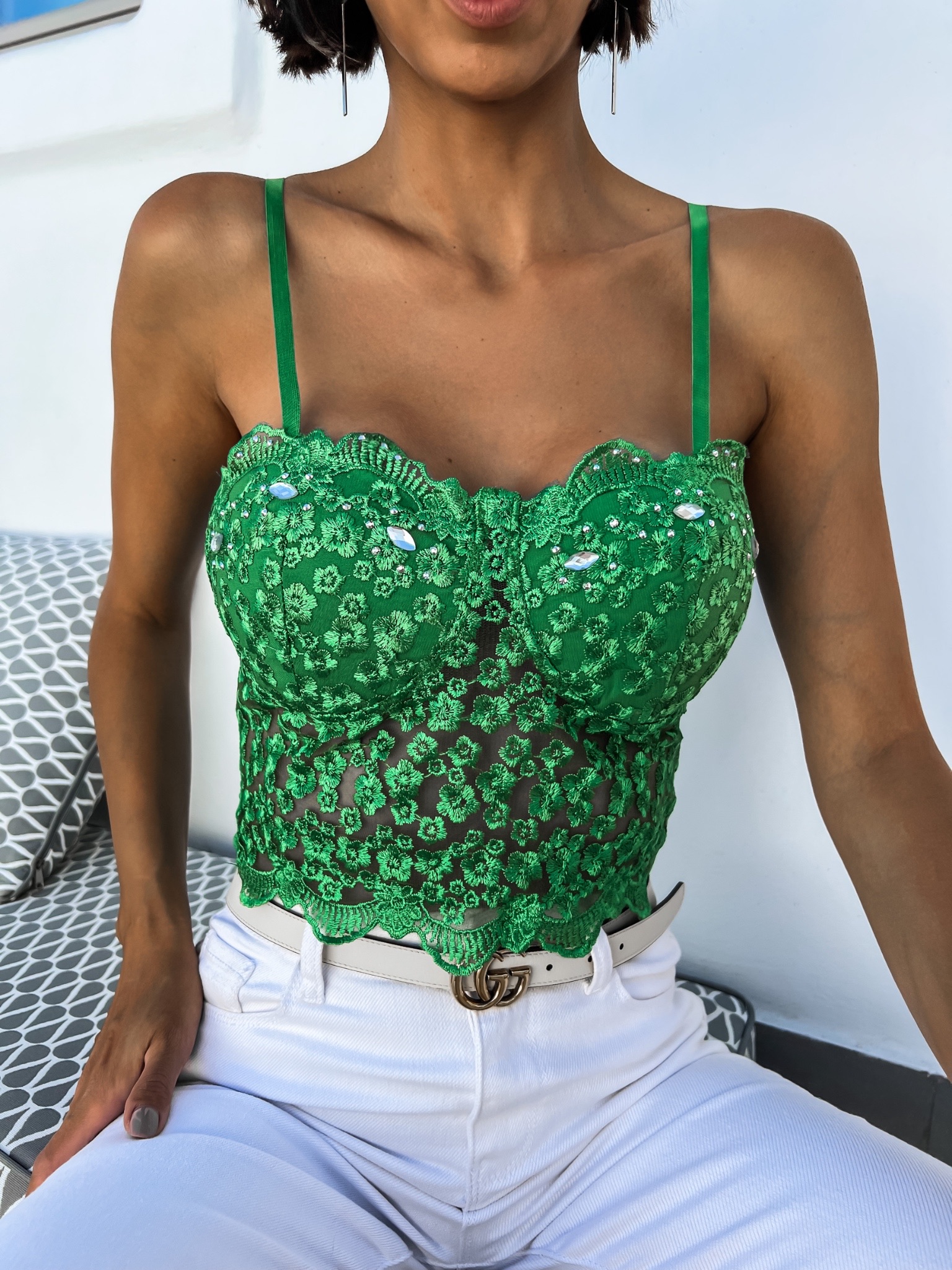 Zelený elegantní krajkový crop top ELINOR s kamínky Velikost: S/M