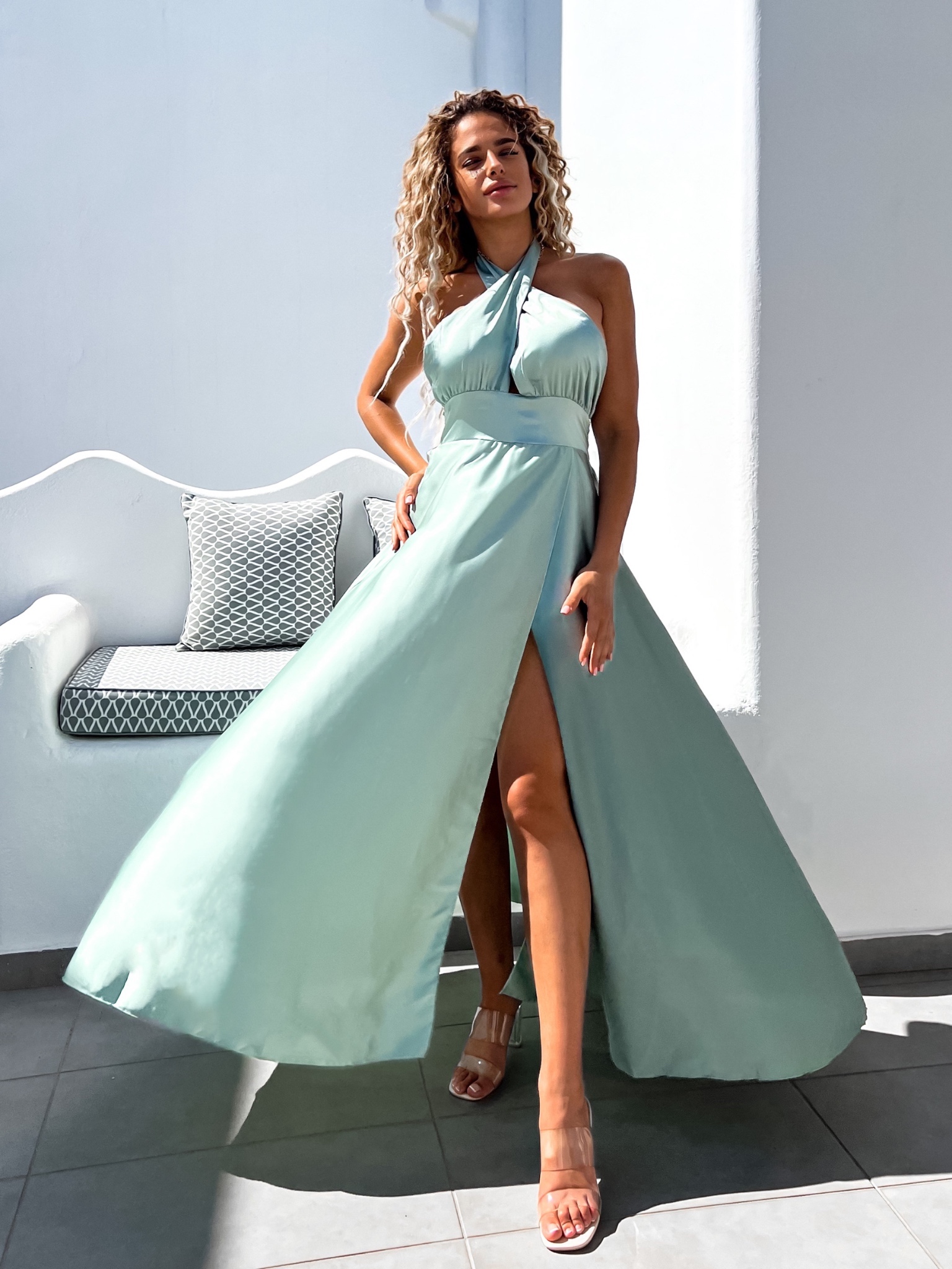 Levně Světle zelené dlouhé elegantní lesklé šaty TARRISA s rozparkem
