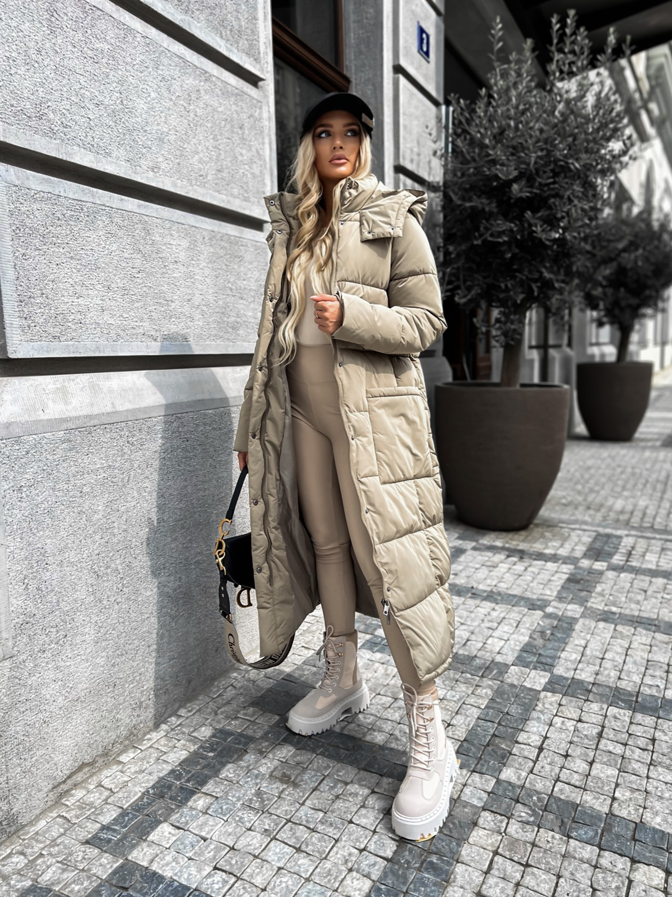 Levně Tmavě béžová dlouhá prošívaná bunda WALNUT s kapsami