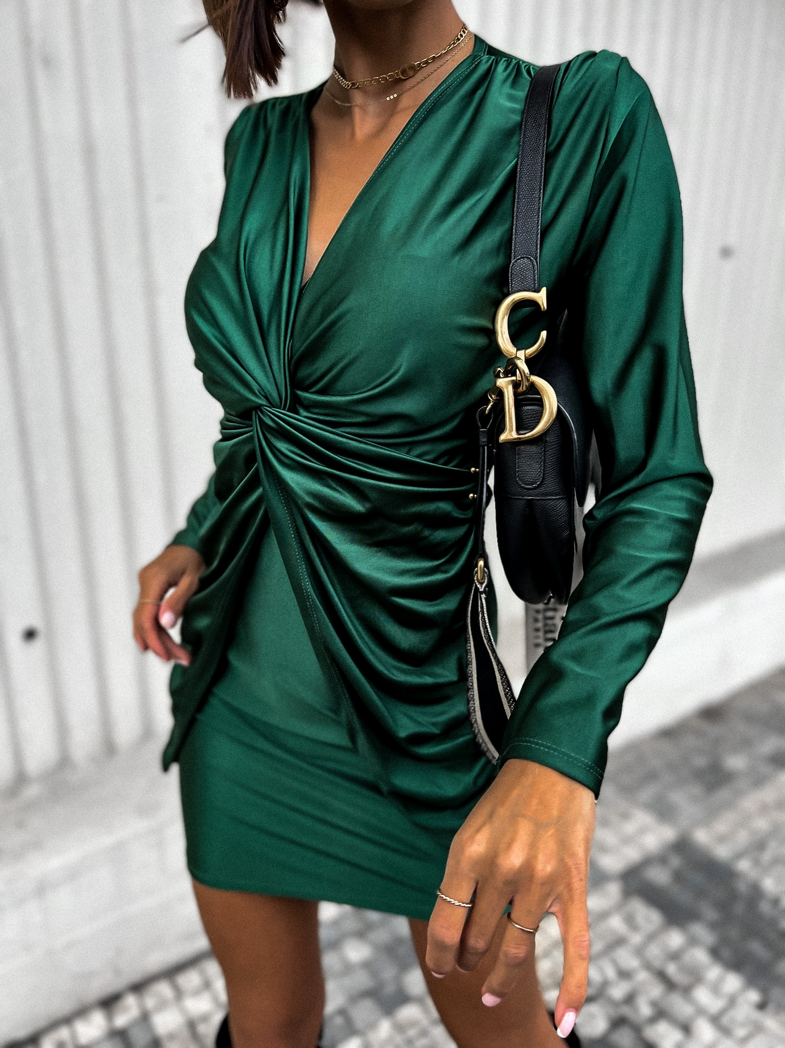 Smaragdové lesklé elegantní šaty PELLAGIE s výstřihem do V
